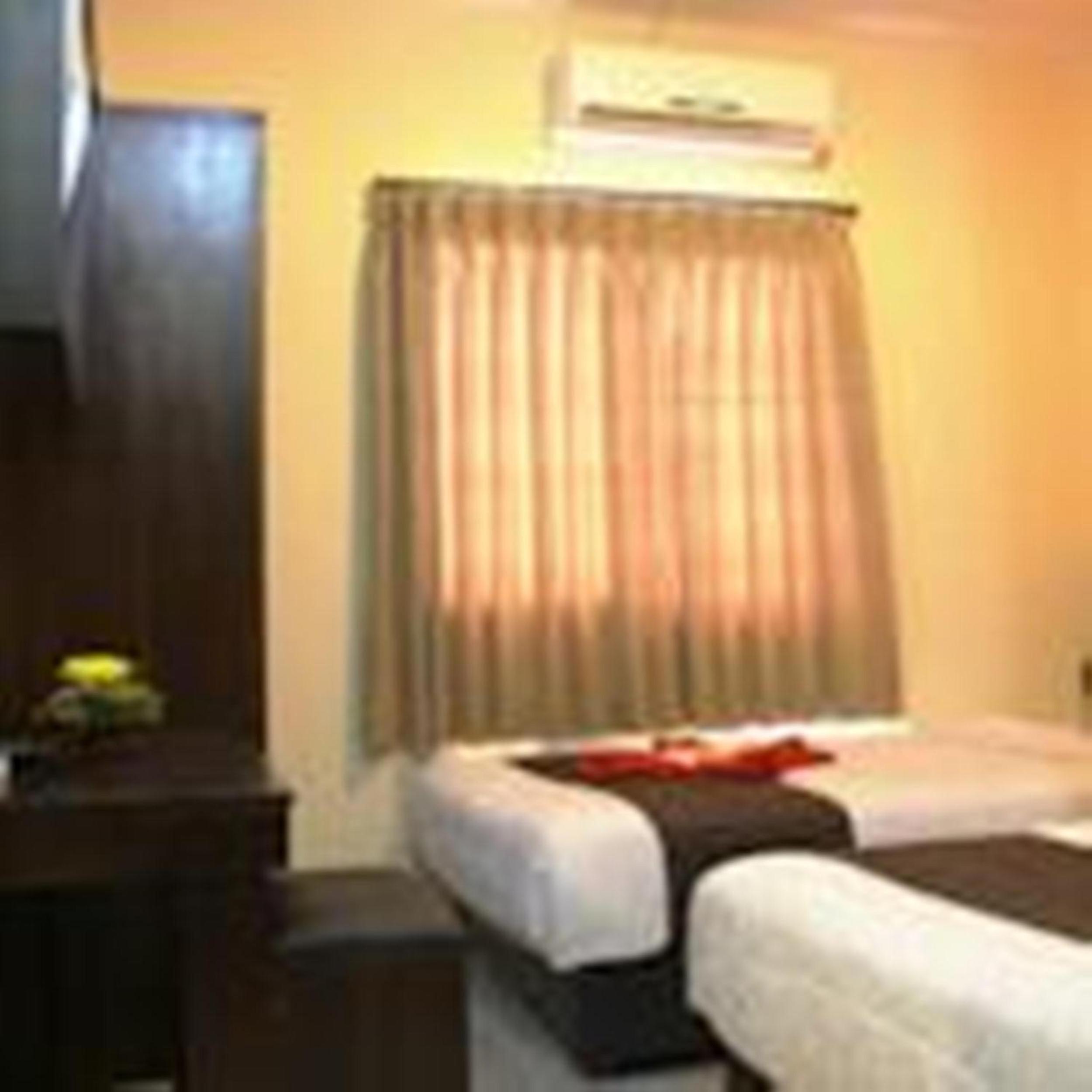 Standard Double or Twin Room - Photo 9