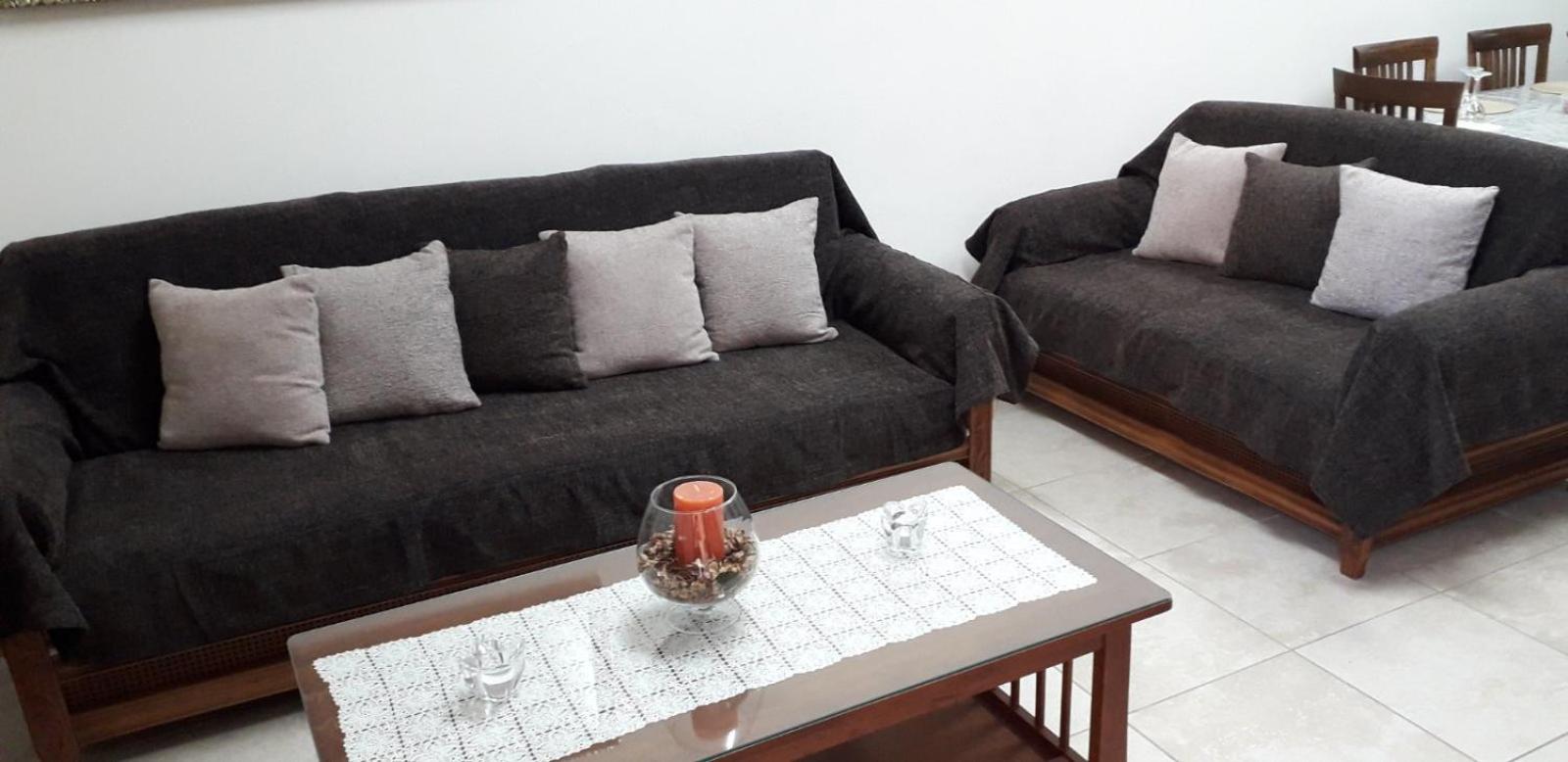 Two-Bedroom Apartment with Mountain View - Photo 1