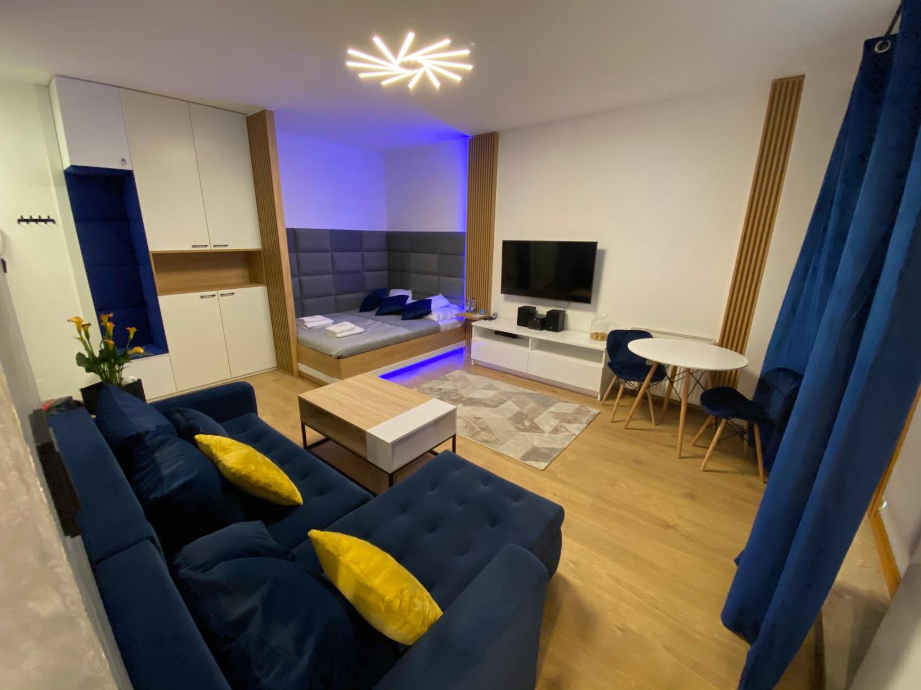 Apartment with Balcony - Photo 22