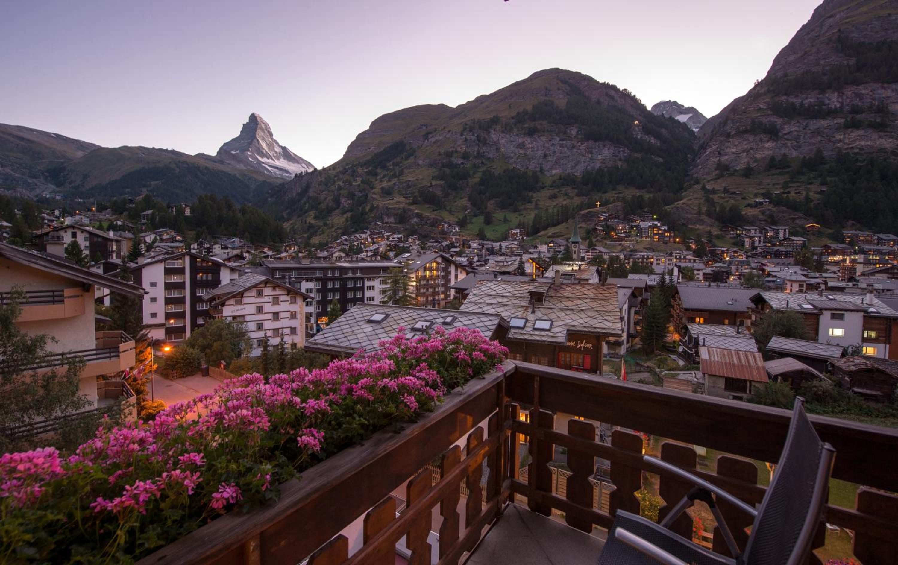Deluxe Double Room with Matterhorn View - Photo 2