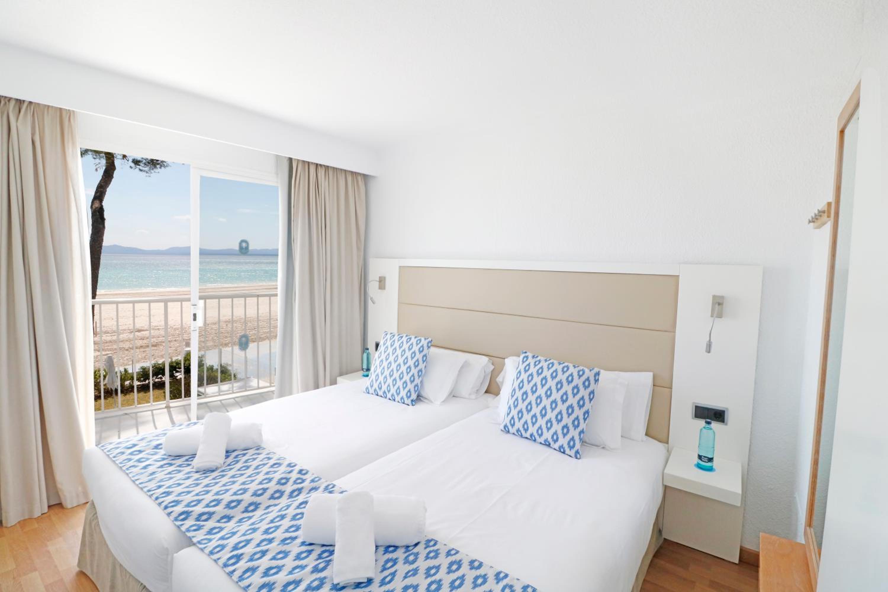Apartamento de una habitación con balcón doble y vistas al mar