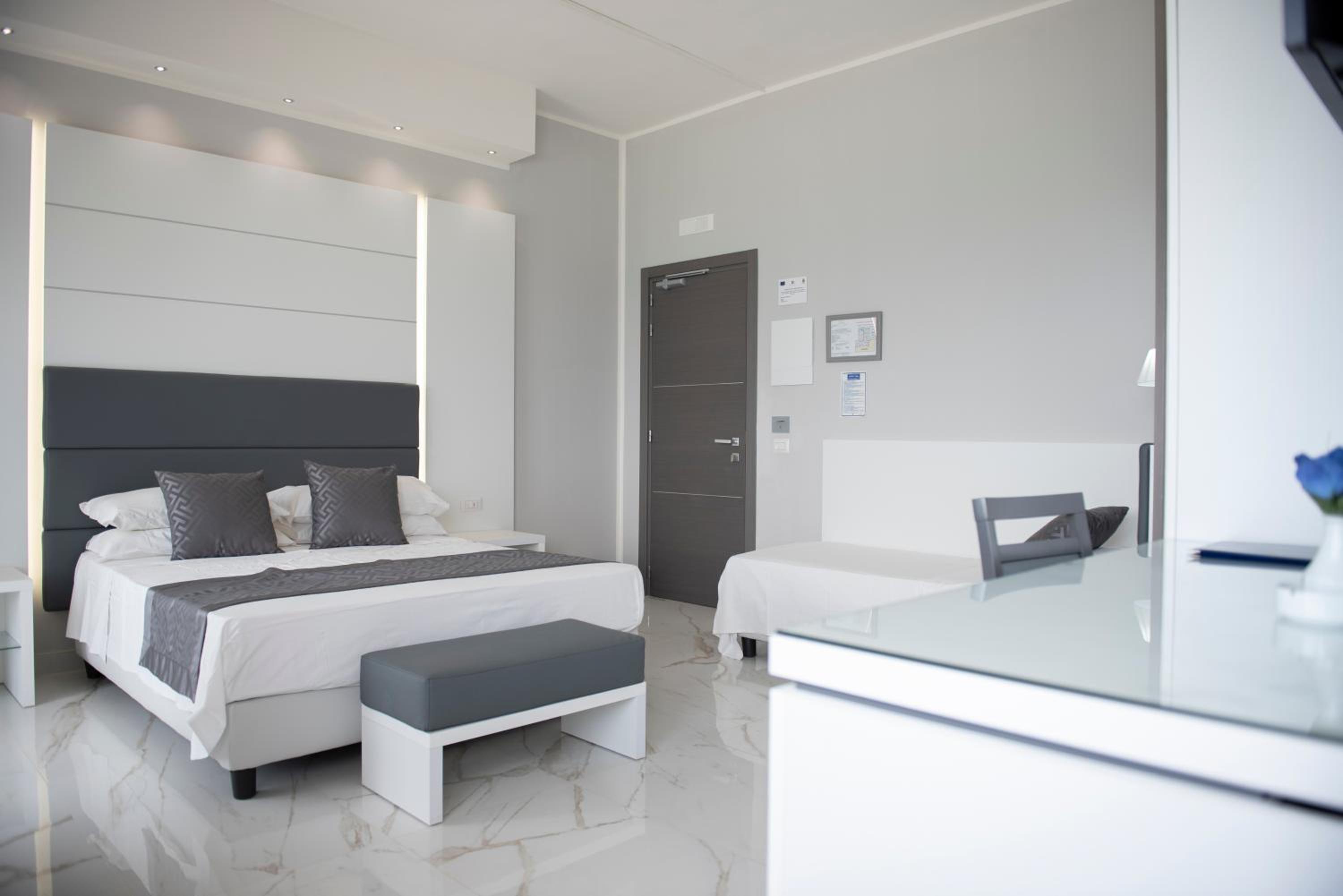 Superior Triple Room with Sea View photo 2
