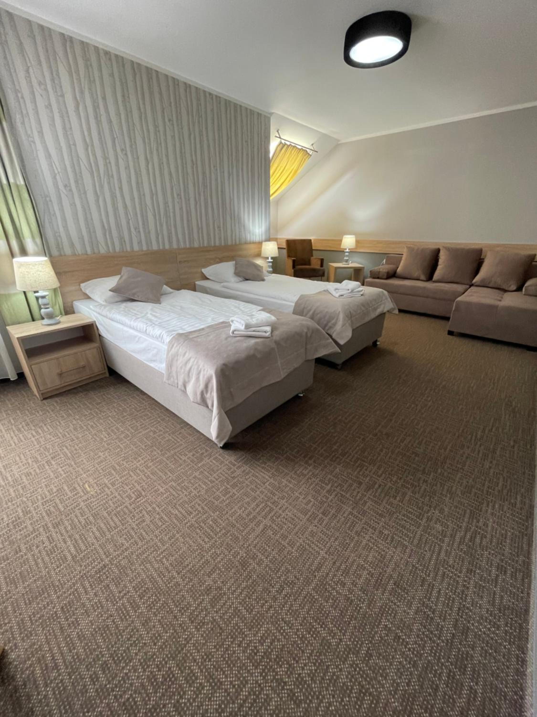 Deluxe Room with Balcony - Photo 9