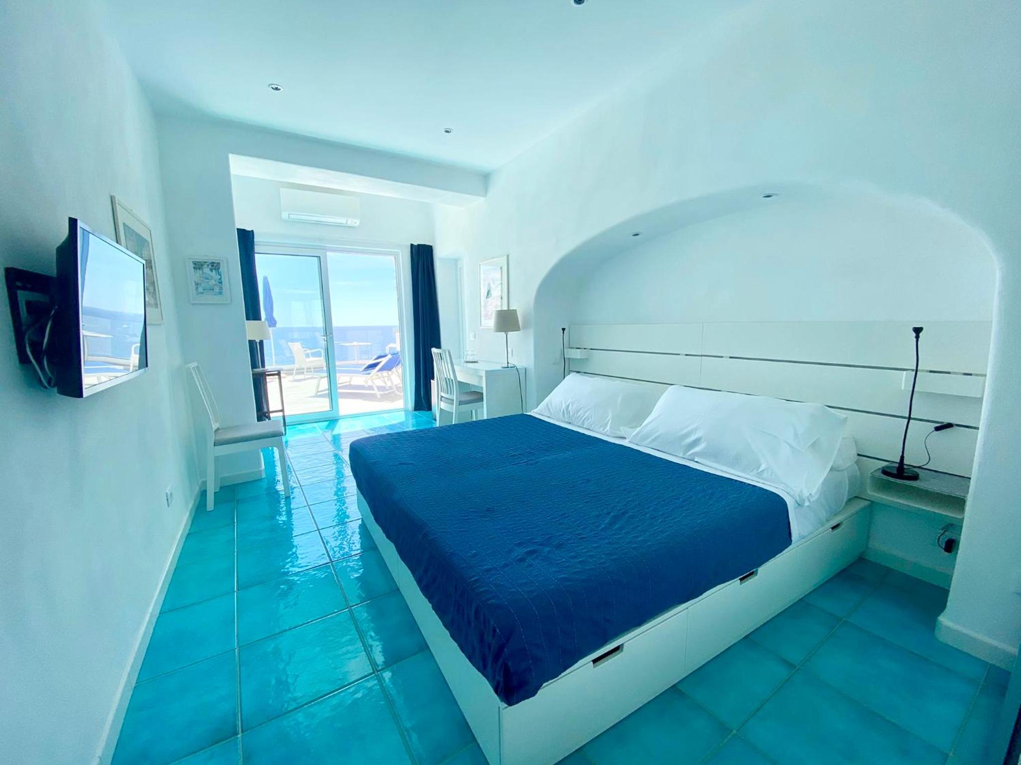 Junior Suite with Terrace and Sea View - Photo 16