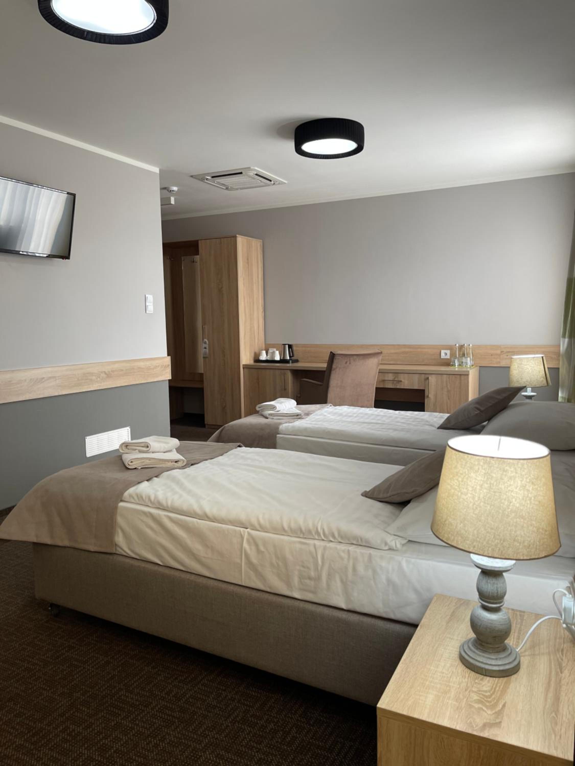 Deluxe Room with Balcony - Photo 5