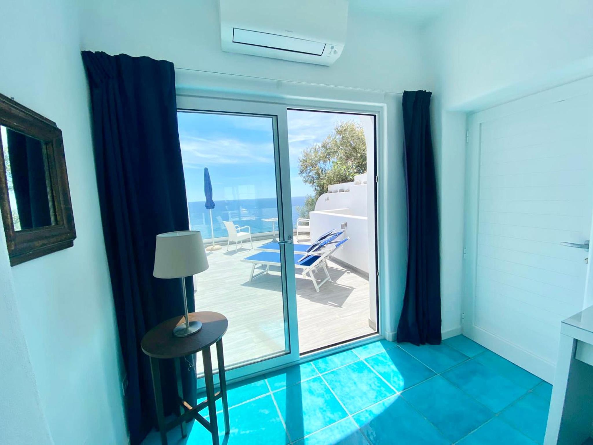 Junior Suite with Terrace and Sea View - Photo 9