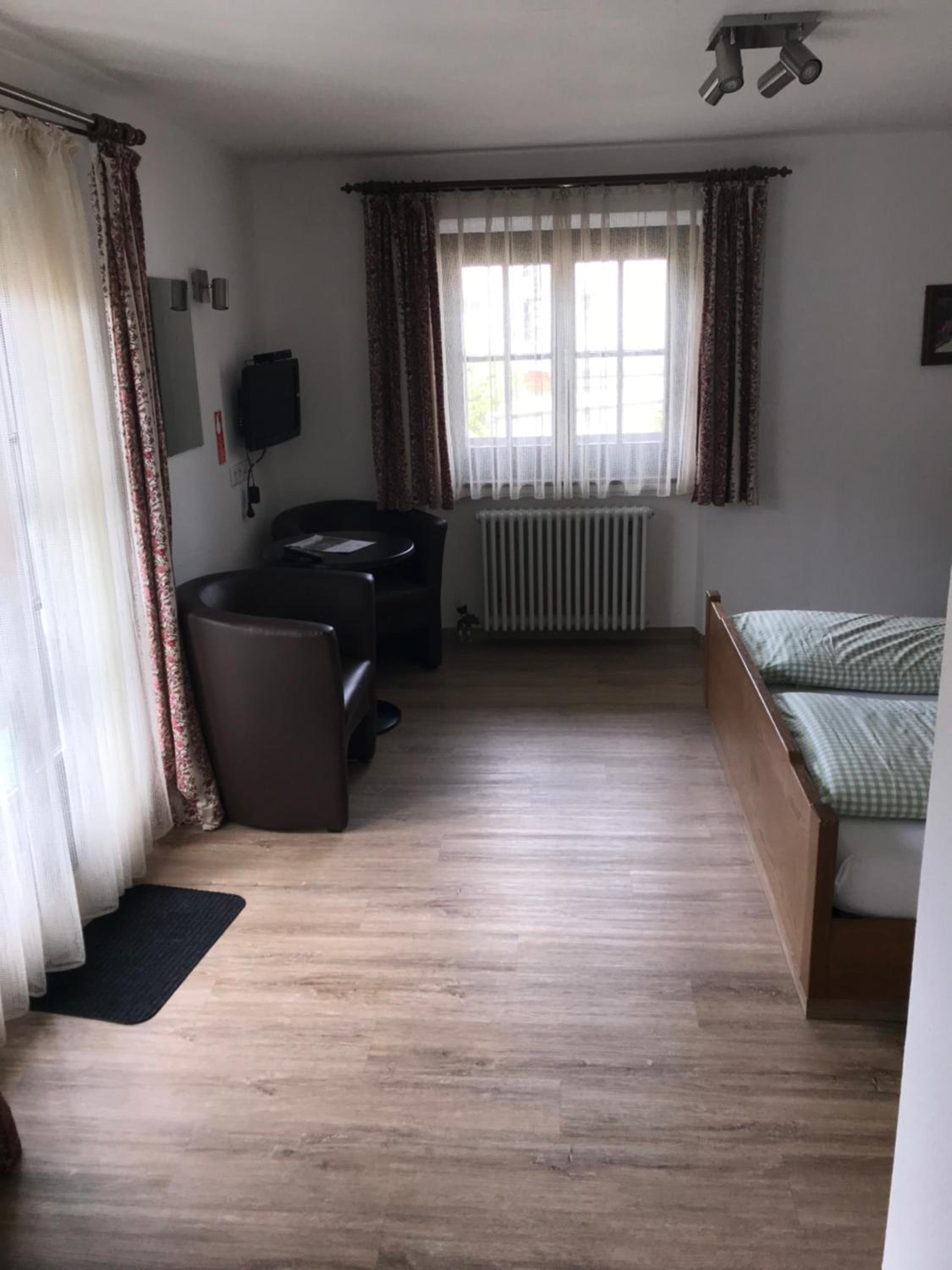Double Room with Balcony - Photo 2