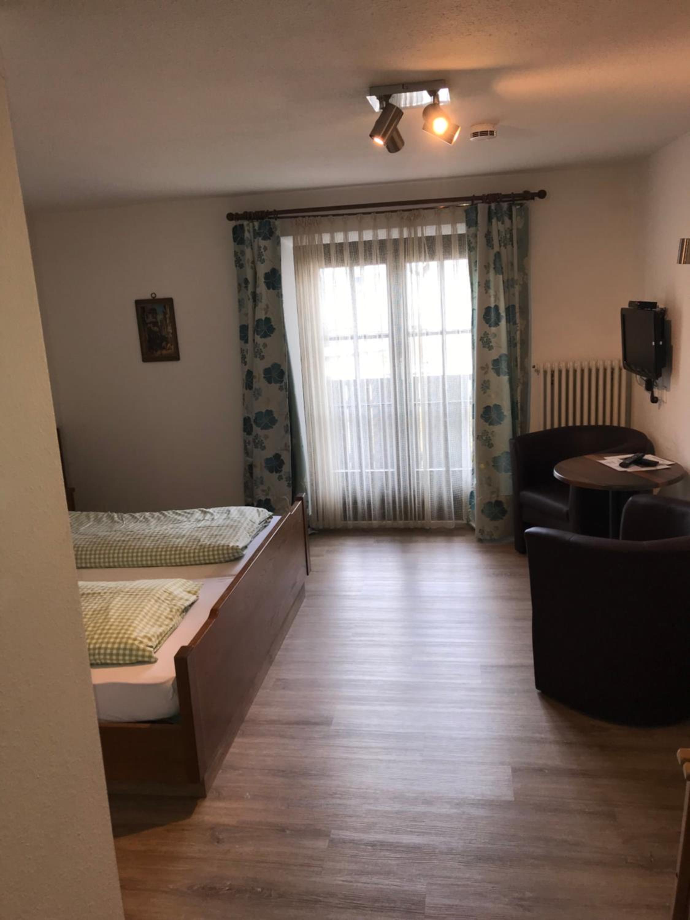 Double Room with Balcony - Photo 3