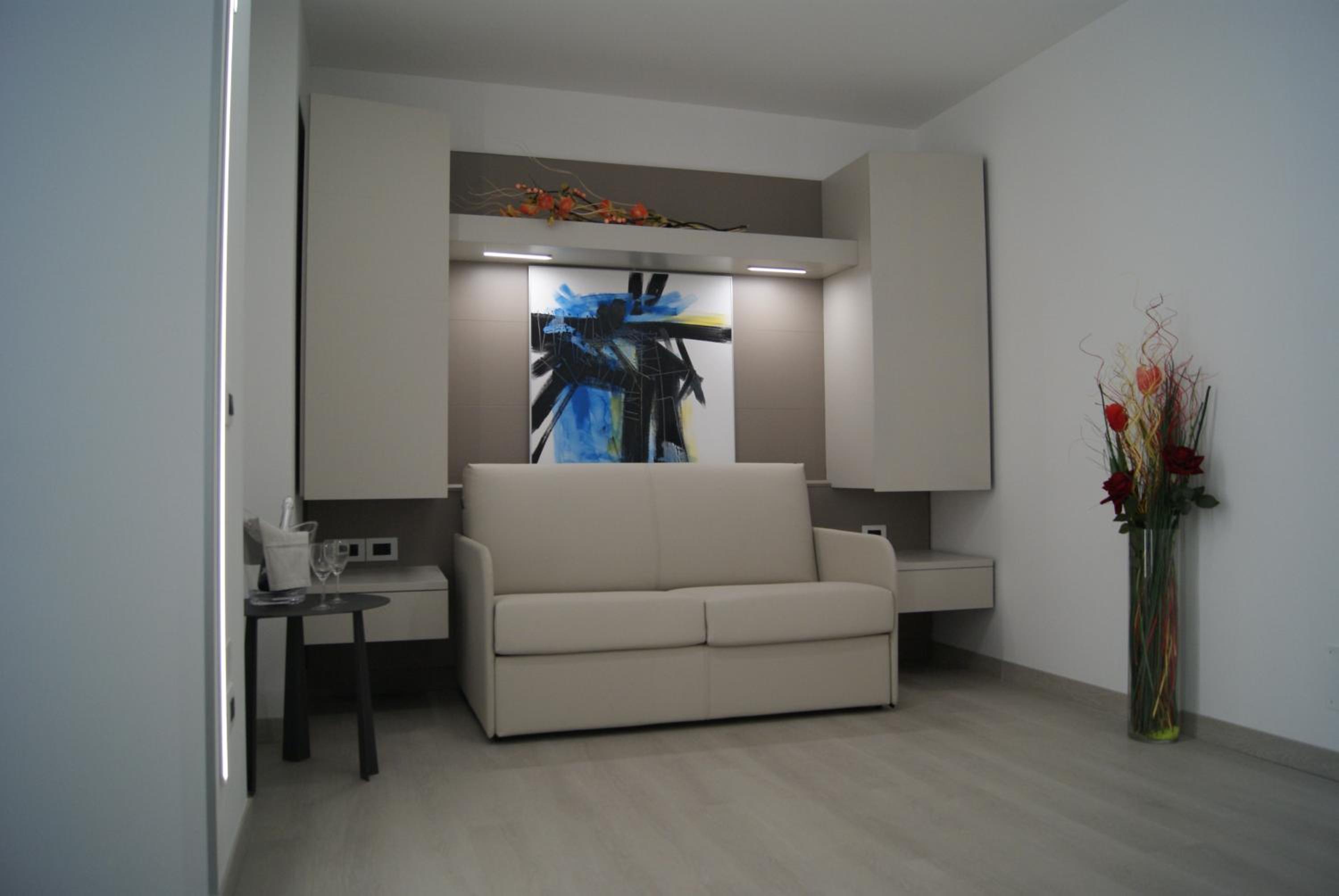 Deluxe Suite with Spa Bath - Photo 11