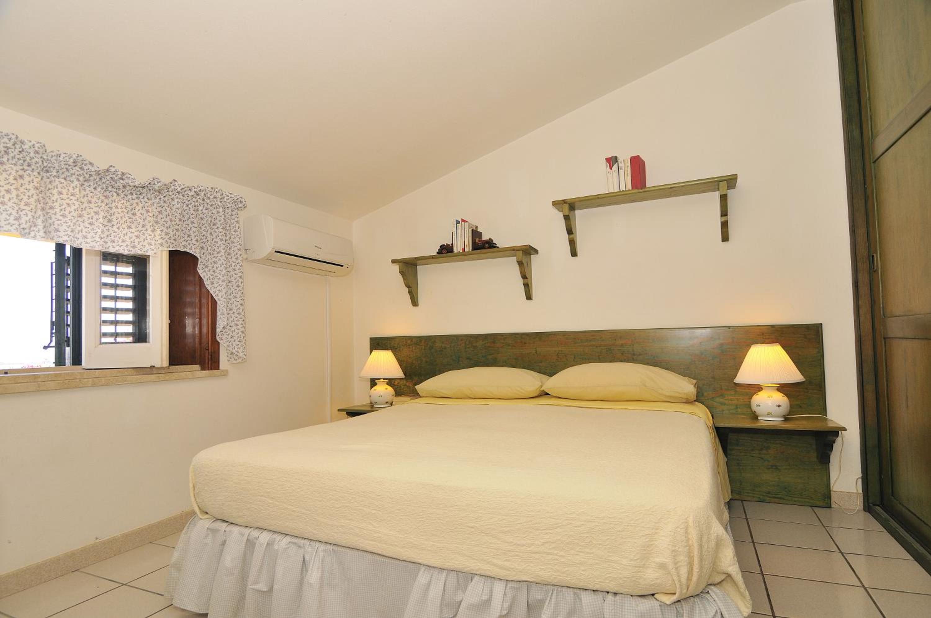 Four-Bedroom House with Sea View - Split Level - Photo 1