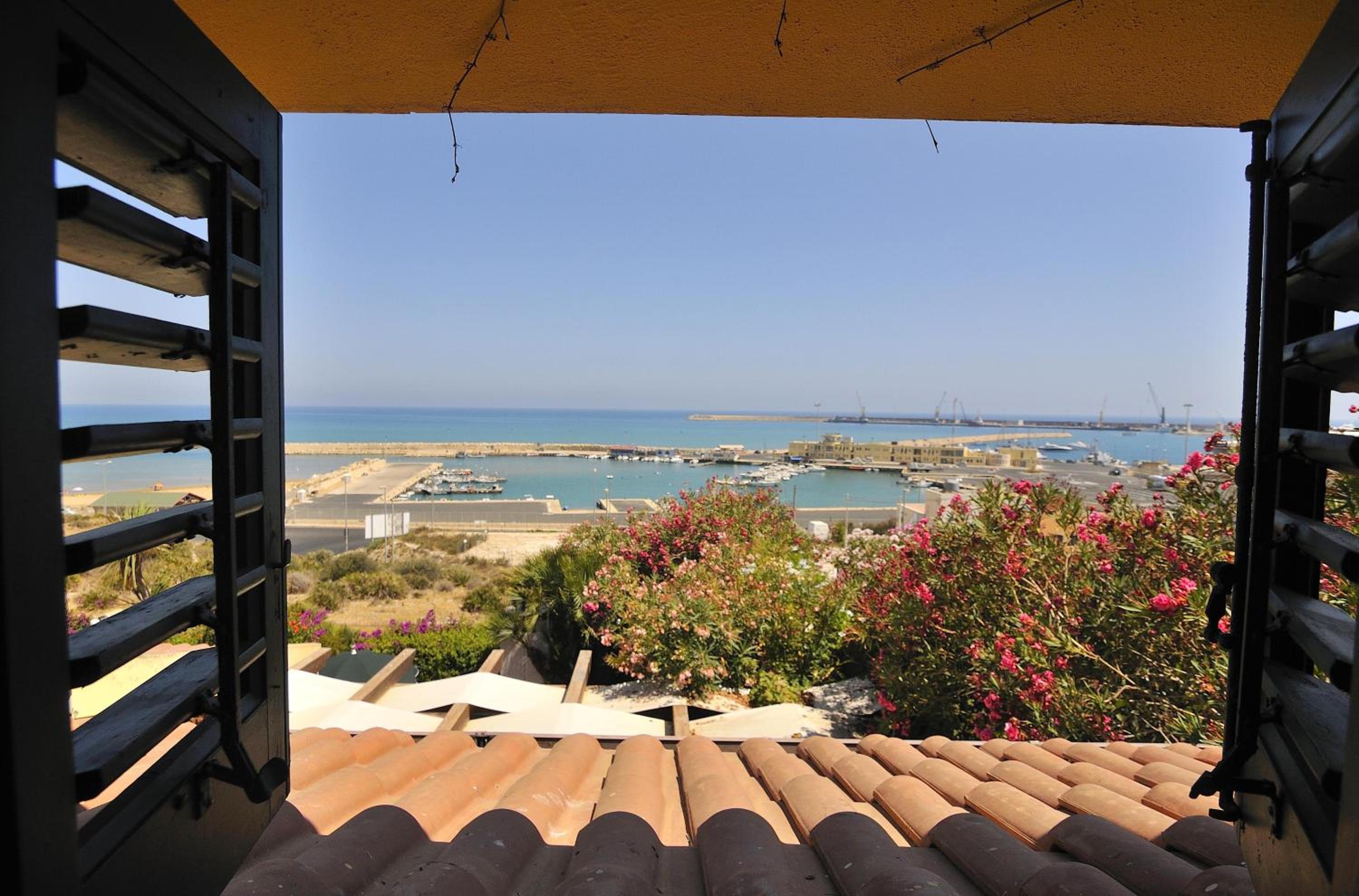 Four-Bedroom House with Sea View - Split Level - Photo 11