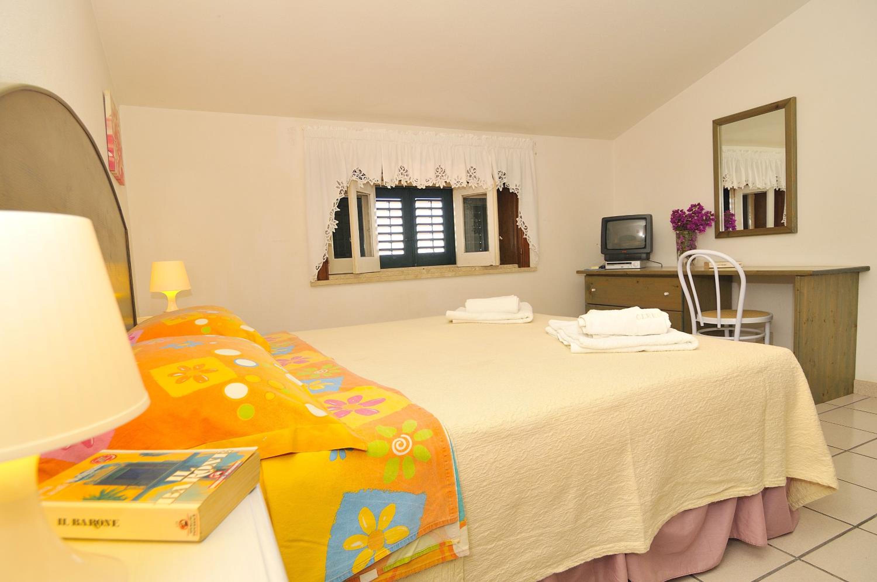 Four-Bedroom House with Sea View - Split Level - Photo 7
