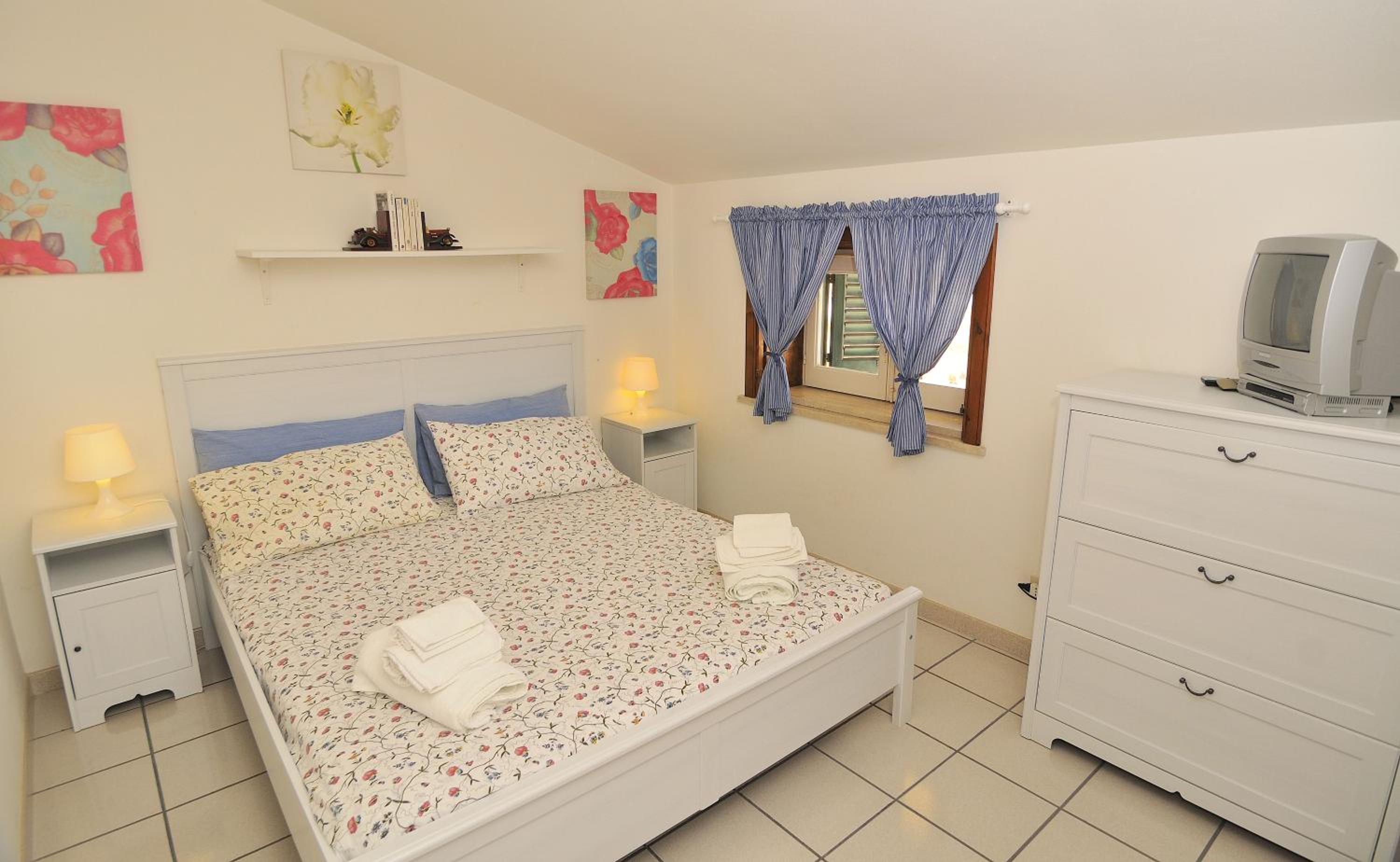 Four-Bedroom House with Sea View - Split Level - Photo 8