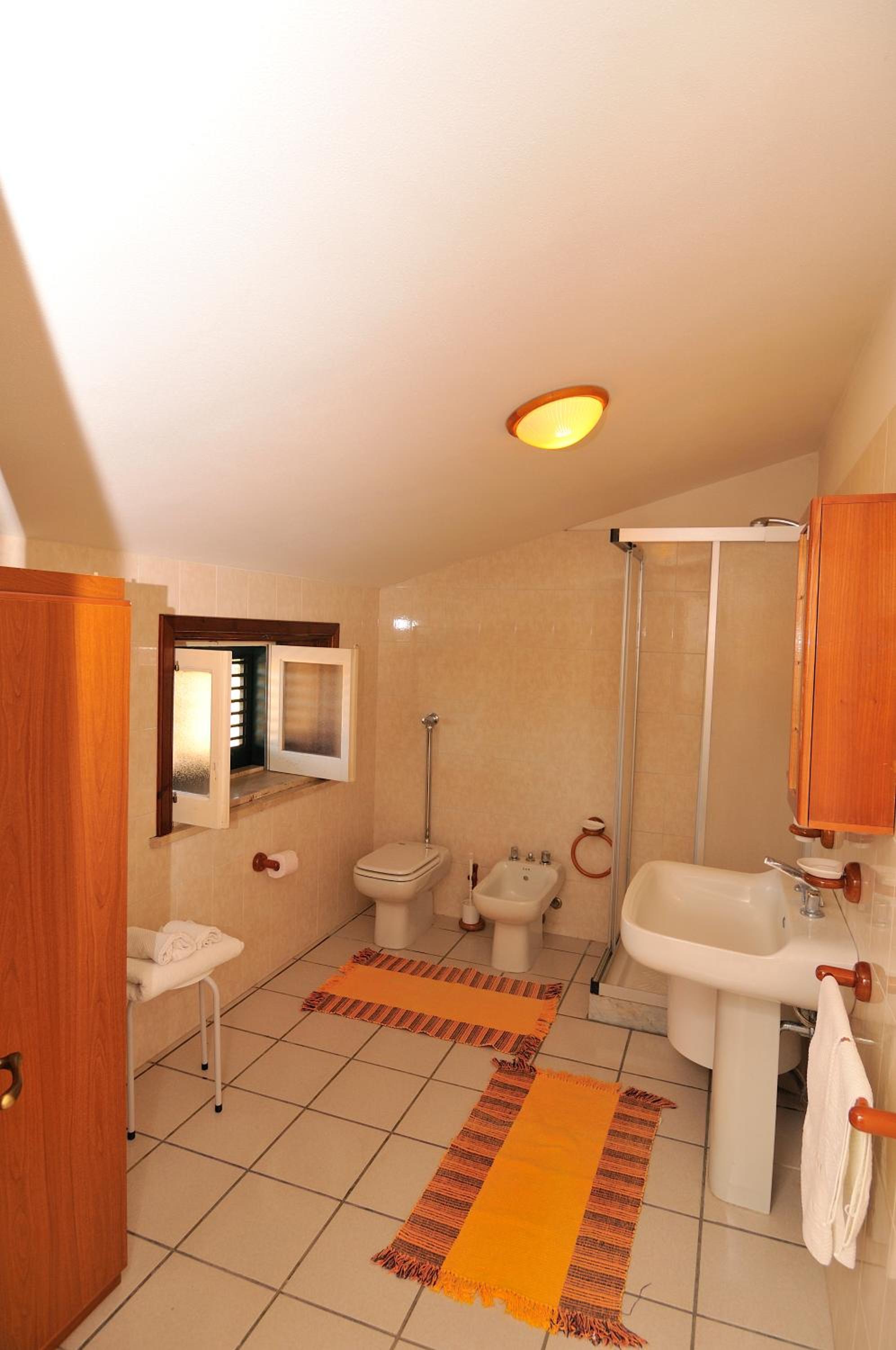 Four-Bedroom House with Sea View - Split Level - Photo 10