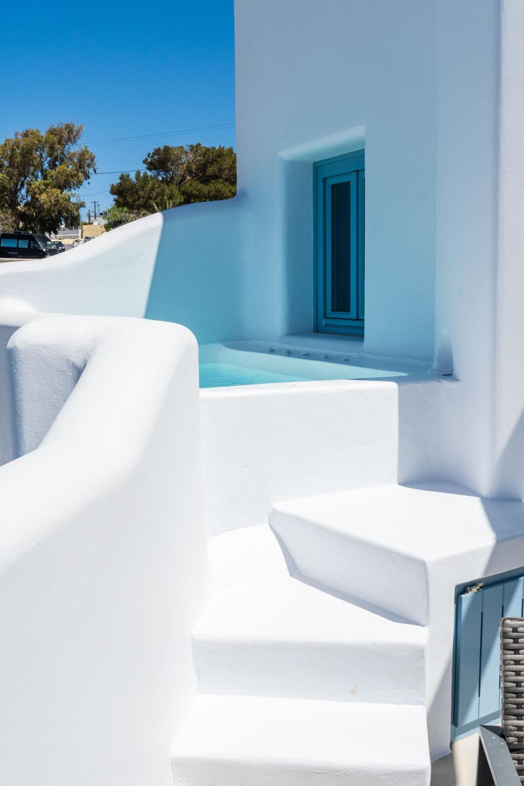 Deluxe Suite with Hot Tub & Sea View photo 3