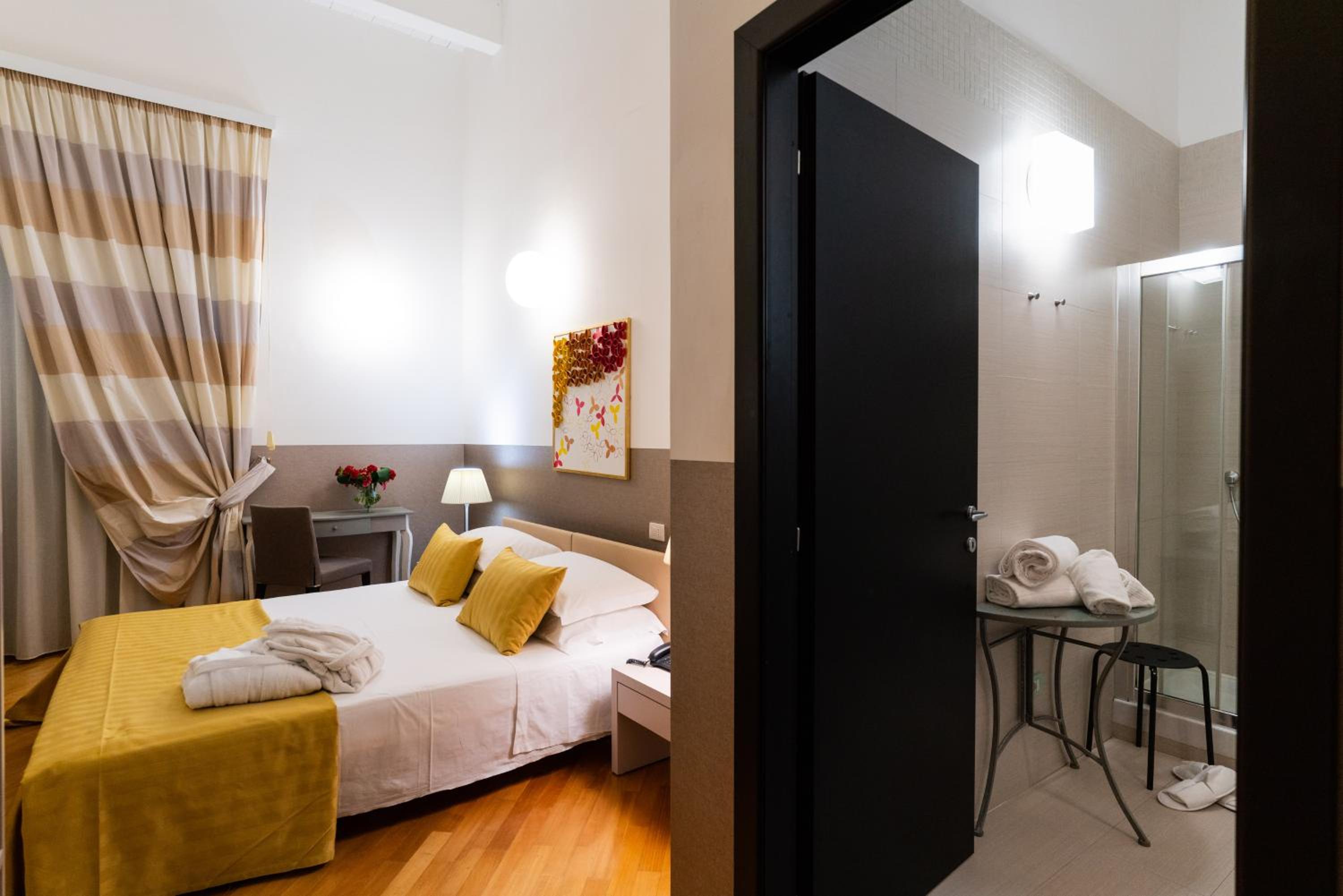 Classic Double or Twin Room with City View photo 2