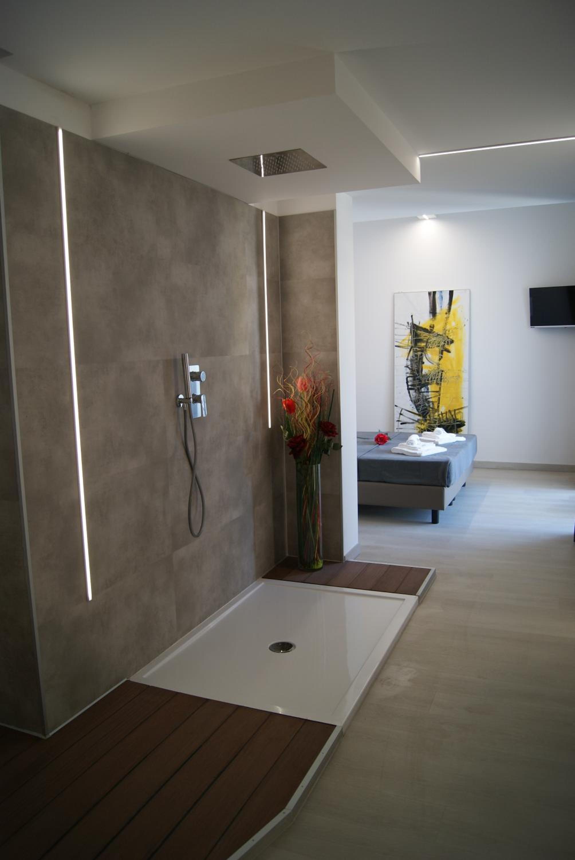 Deluxe Suite with Spa Bath - Photo 10
