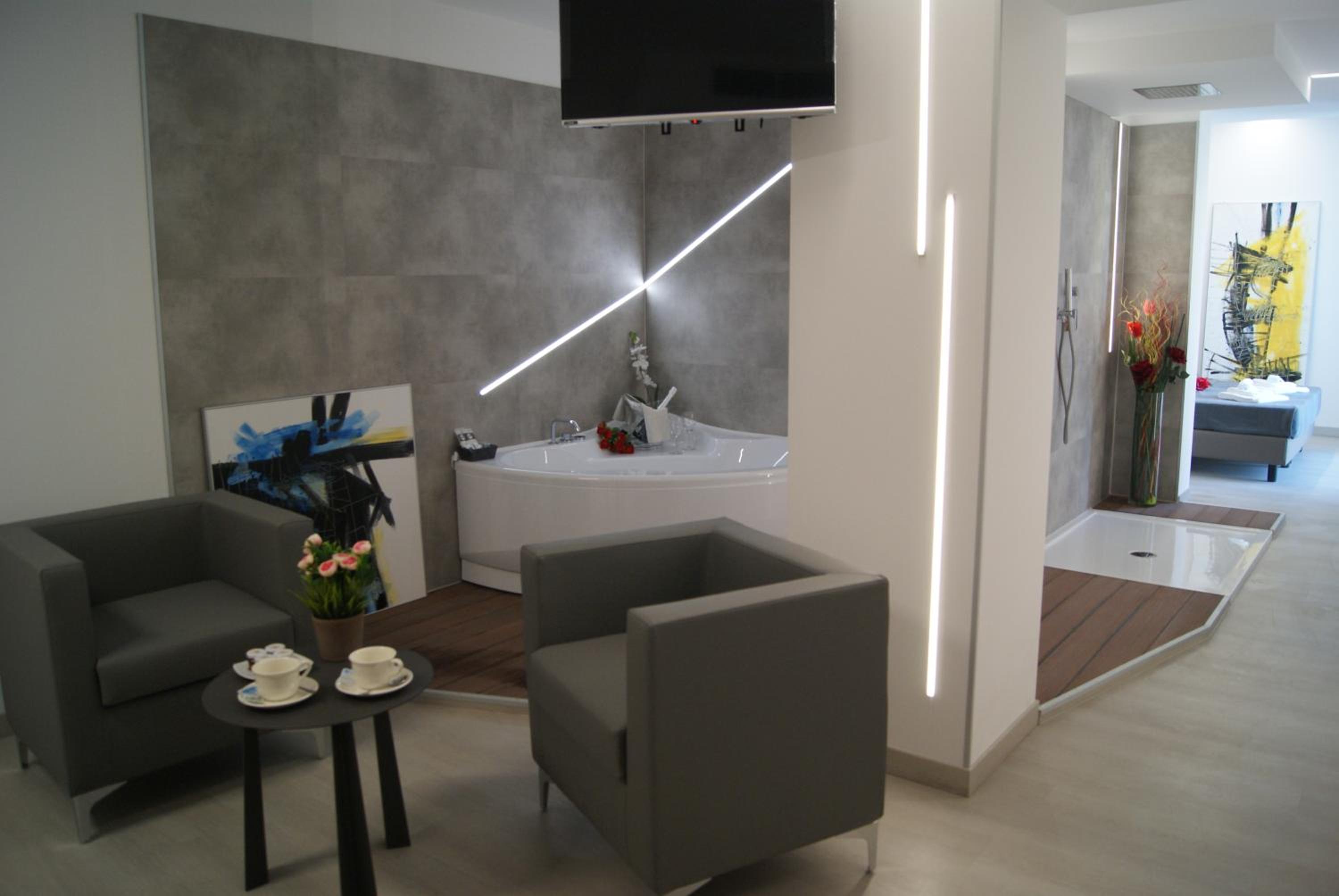 Deluxe Suite with Spa Bath - Photo 12