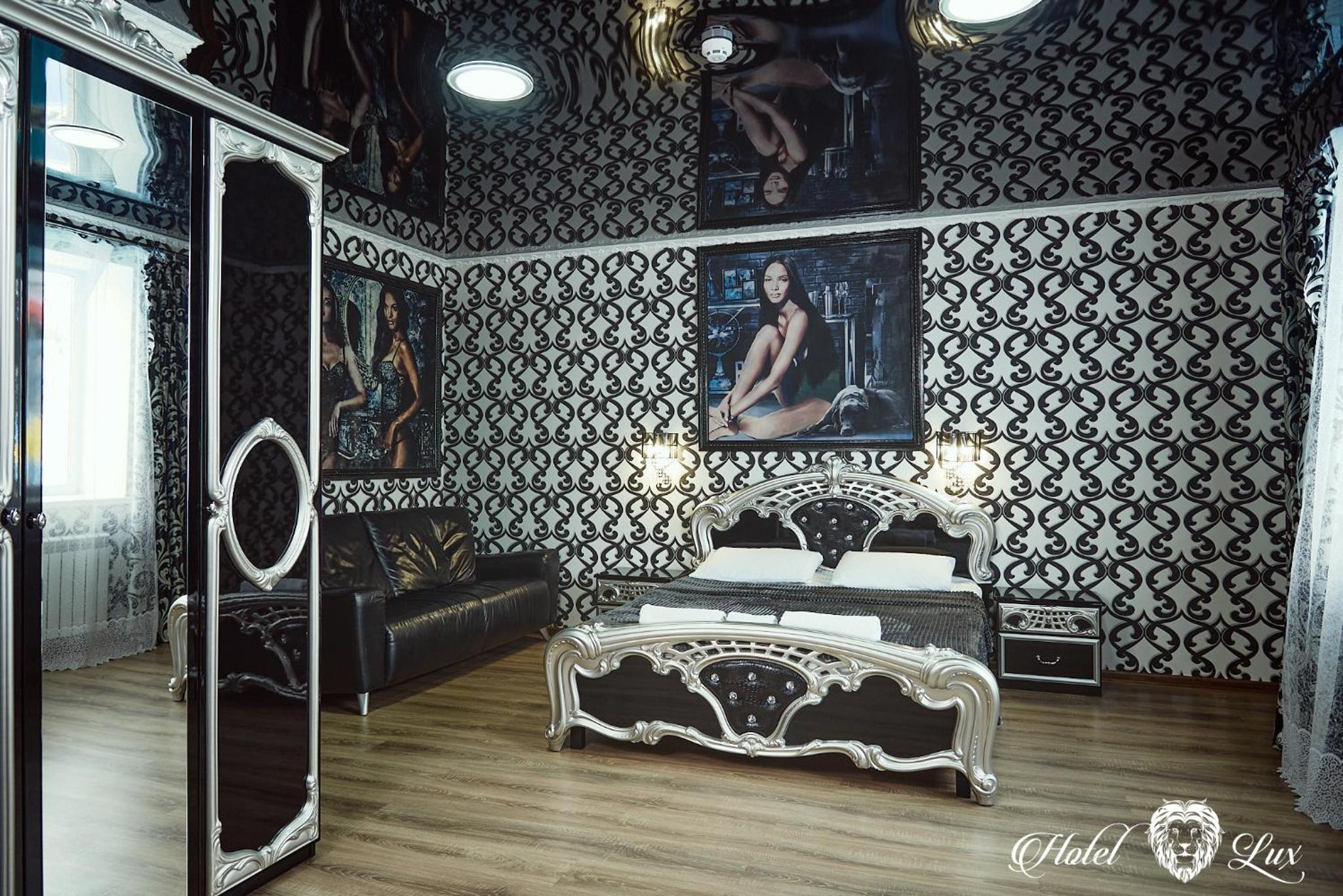 King Suite with Pool View