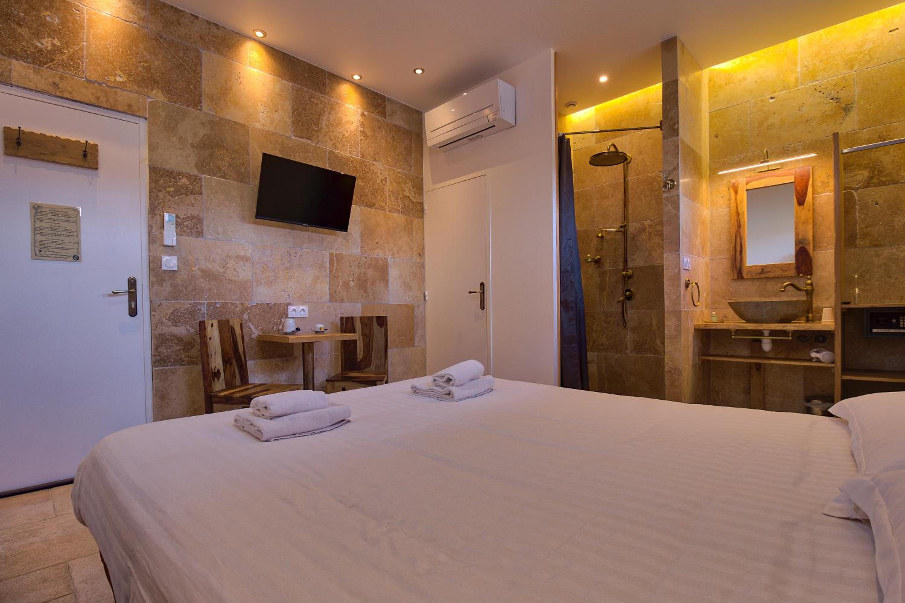 Standard Double Room - Photo 3
