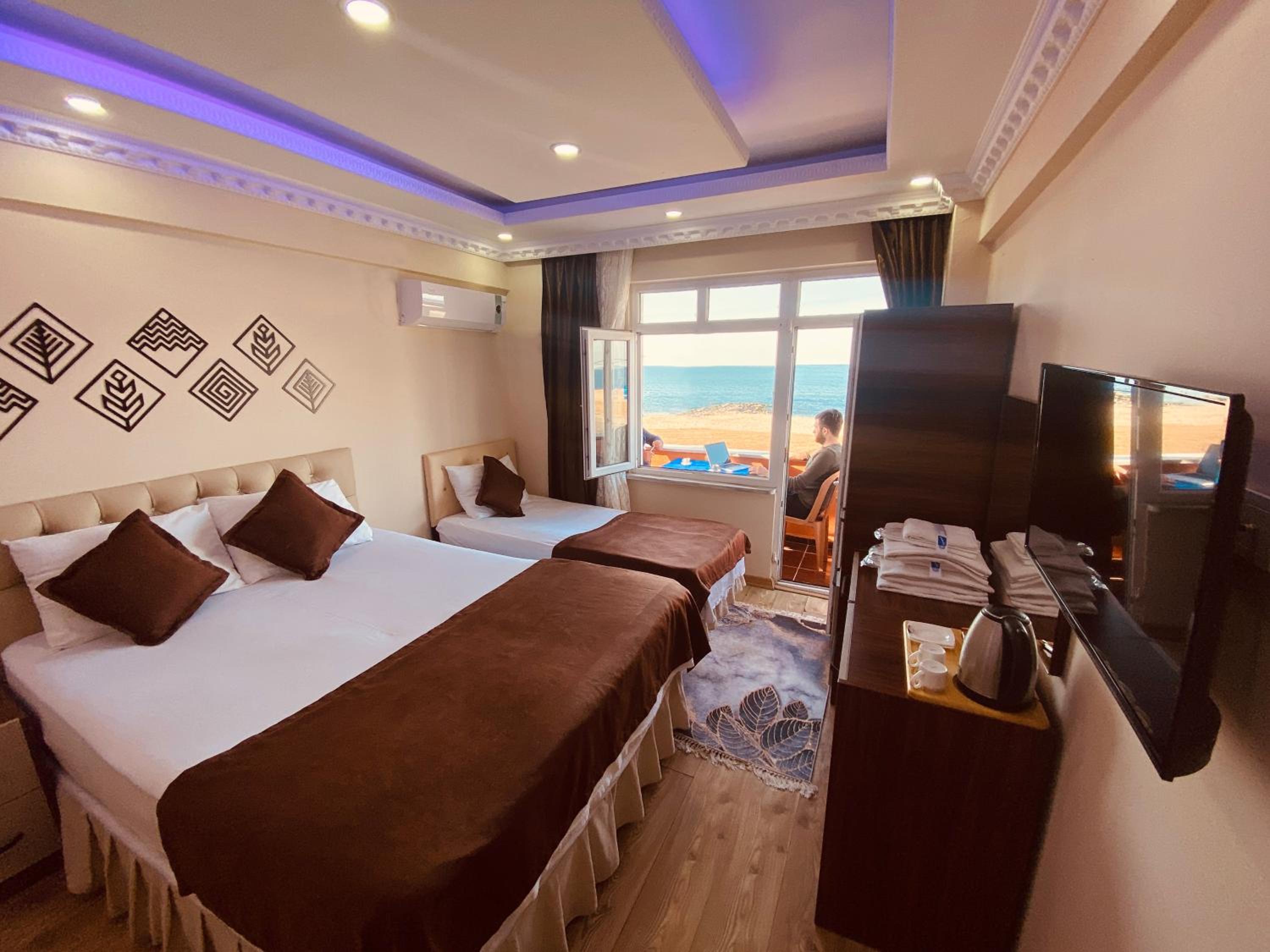 Twin Room with Sea View - Photo 3
