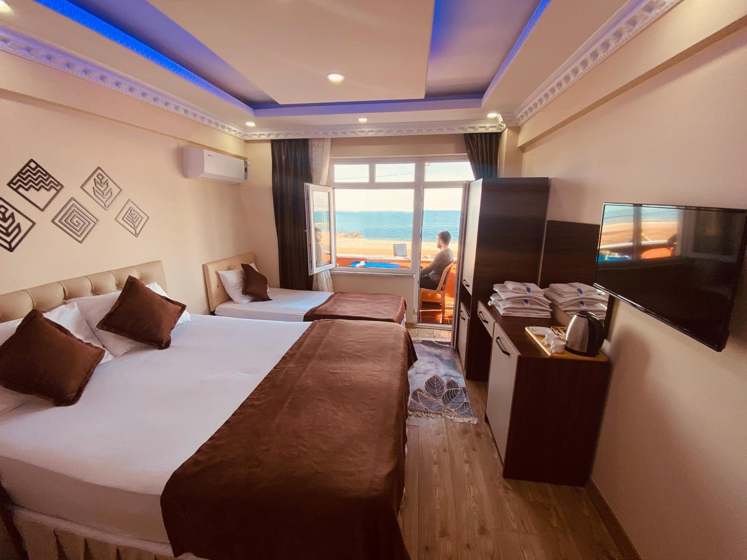Twin Room with Sea View - Photo 5