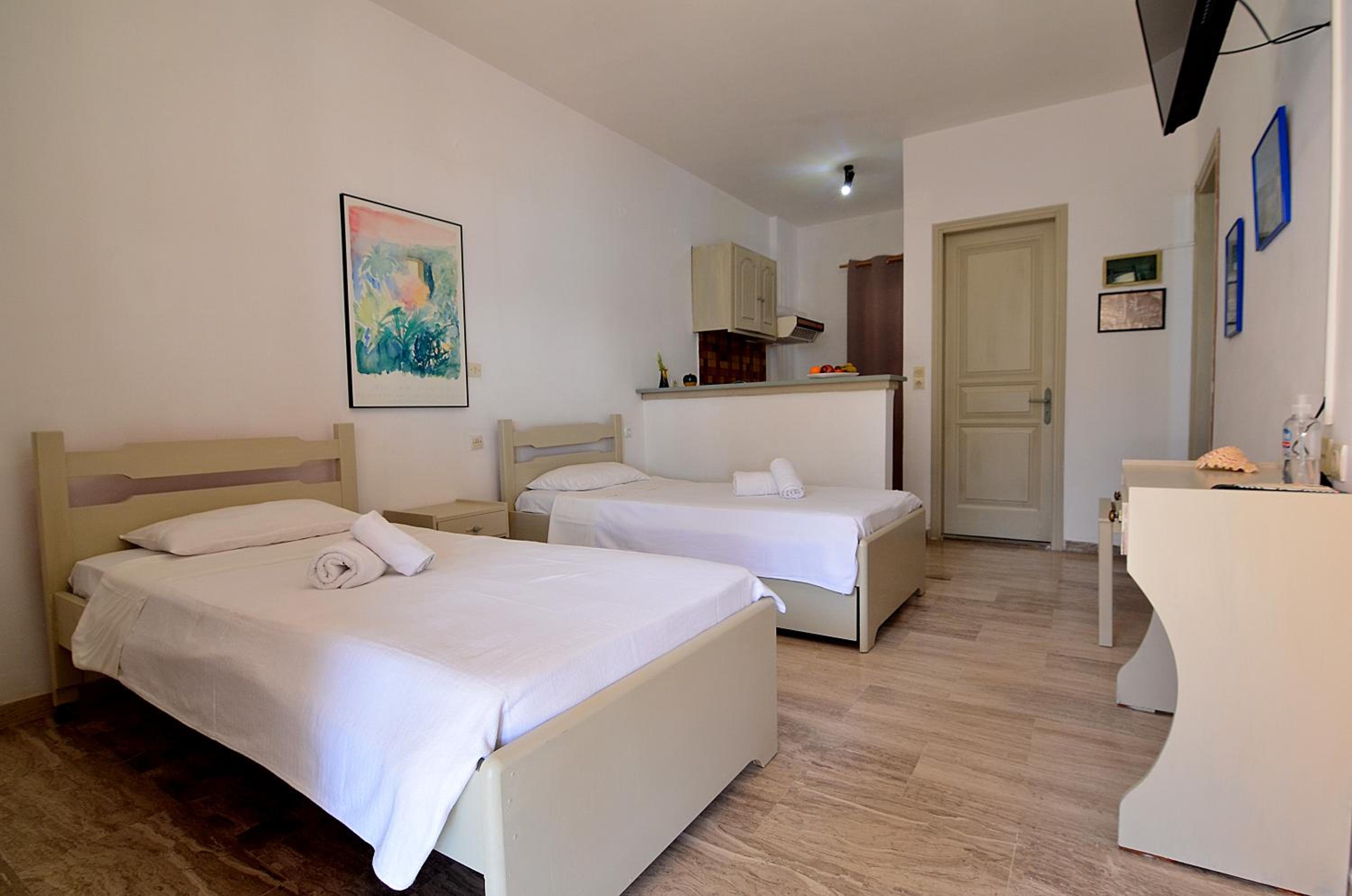 Quadruple Room - Photo 11