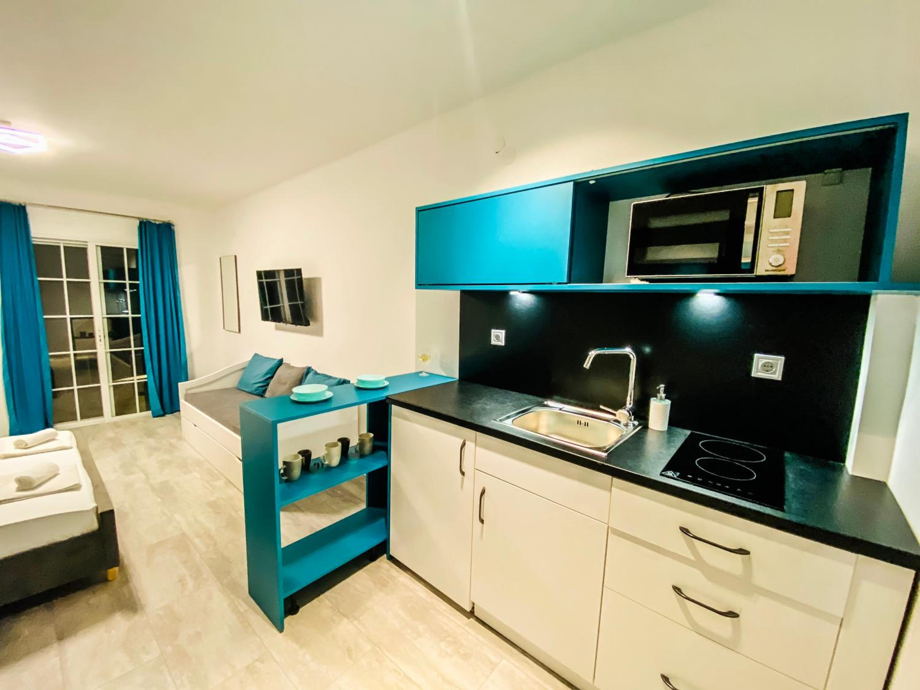 Double Room with Balcony (3 Adults) photo 2