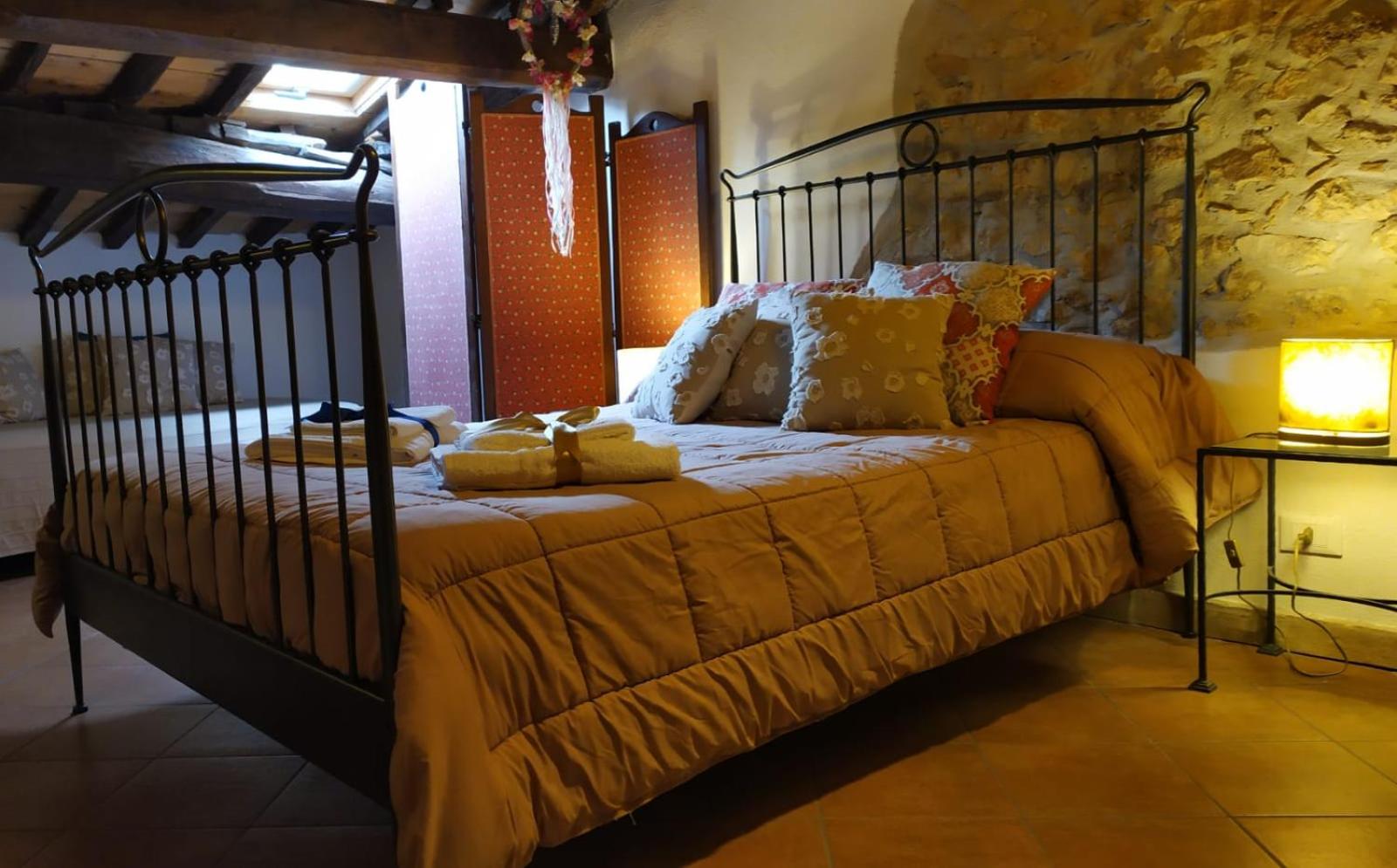 Triple Room with Bathroom - Photo 12