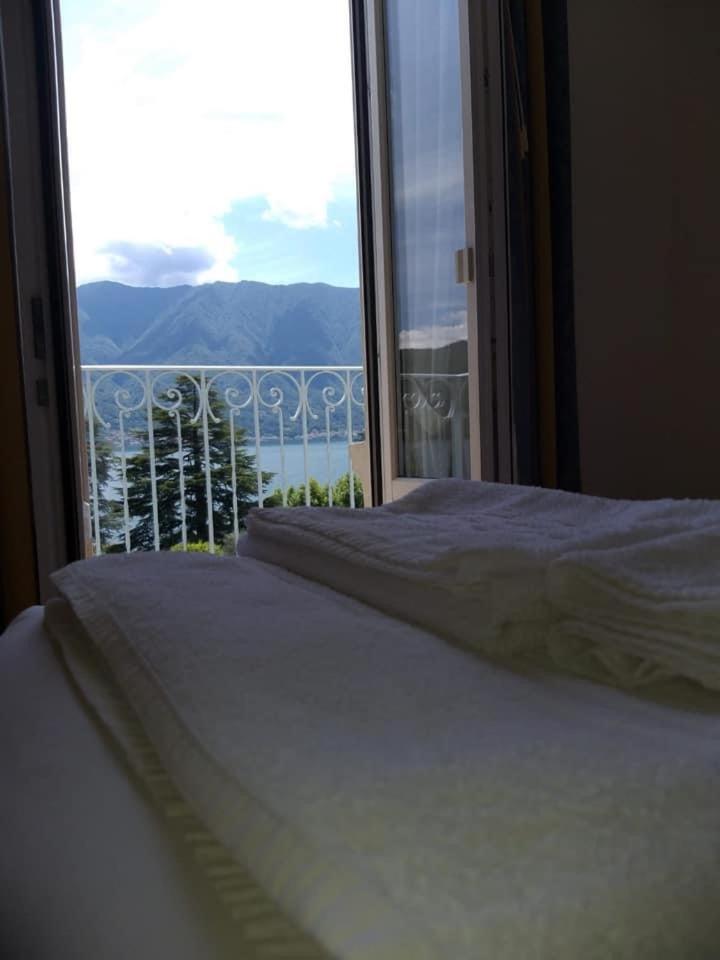 Double or Twin Room with Lake View - Photo 9
