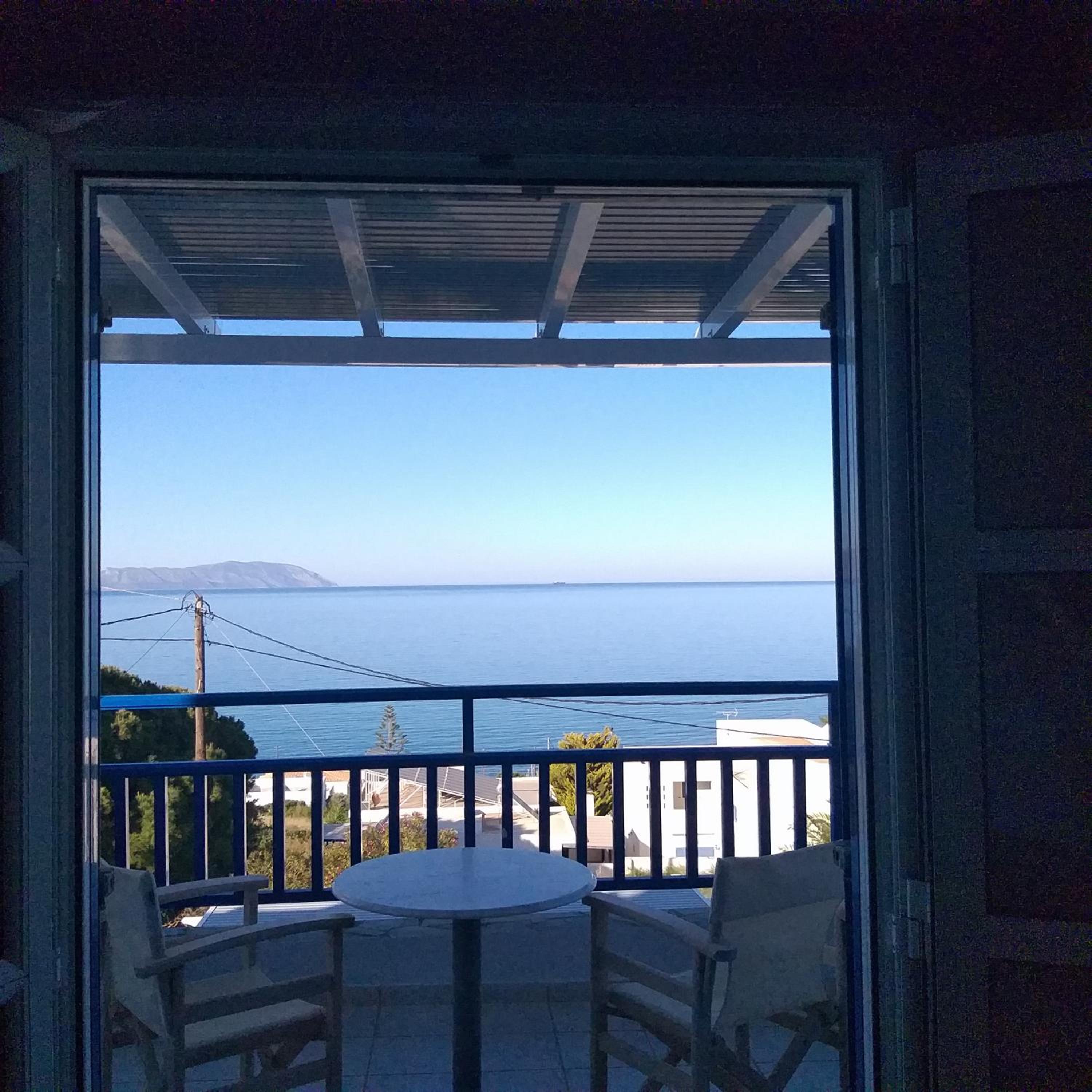 Standard Twin Room with Sea View - Photo 9