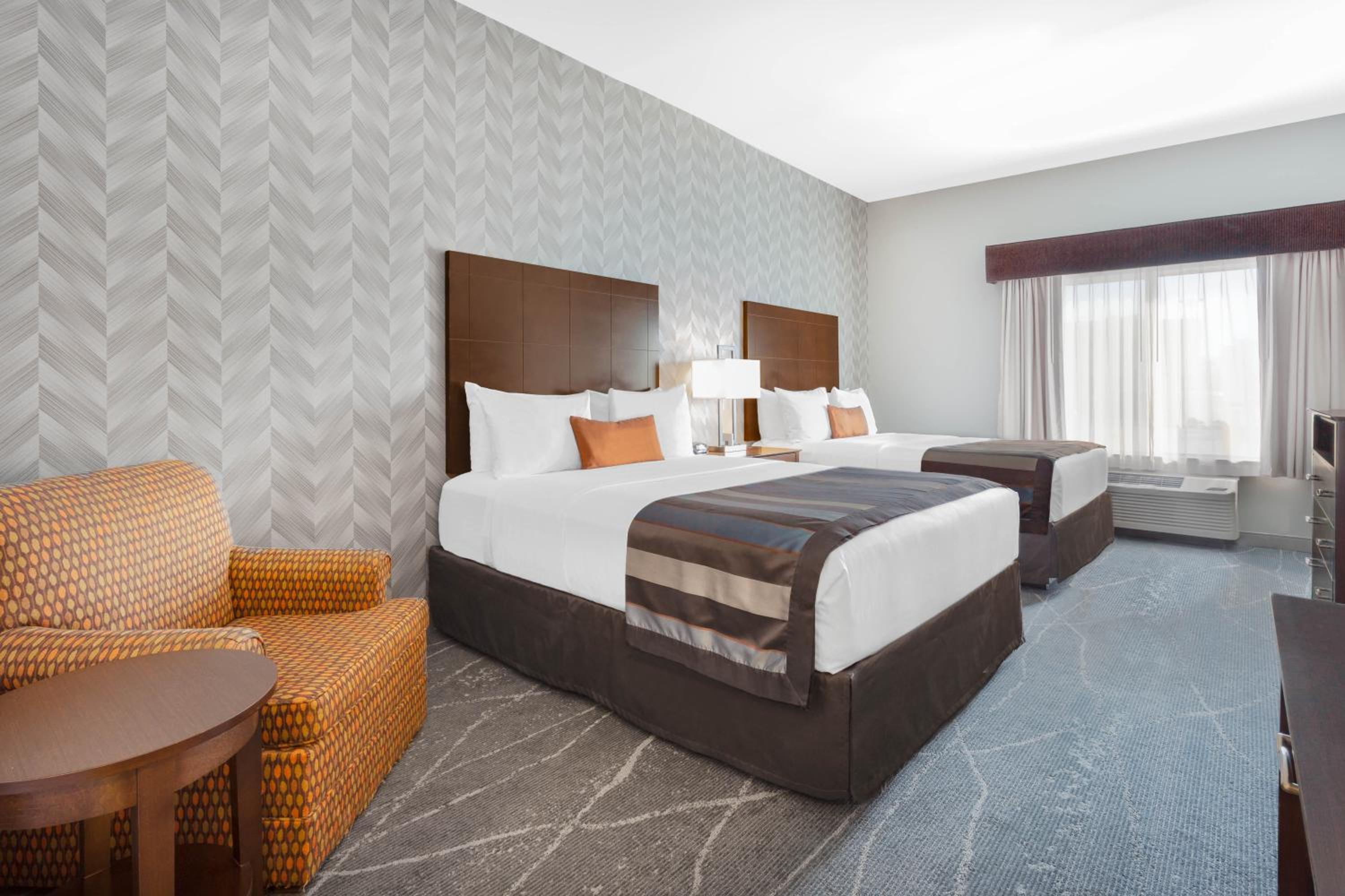 Queen Room with Two Queen Beds - Non-Smoking photo 3