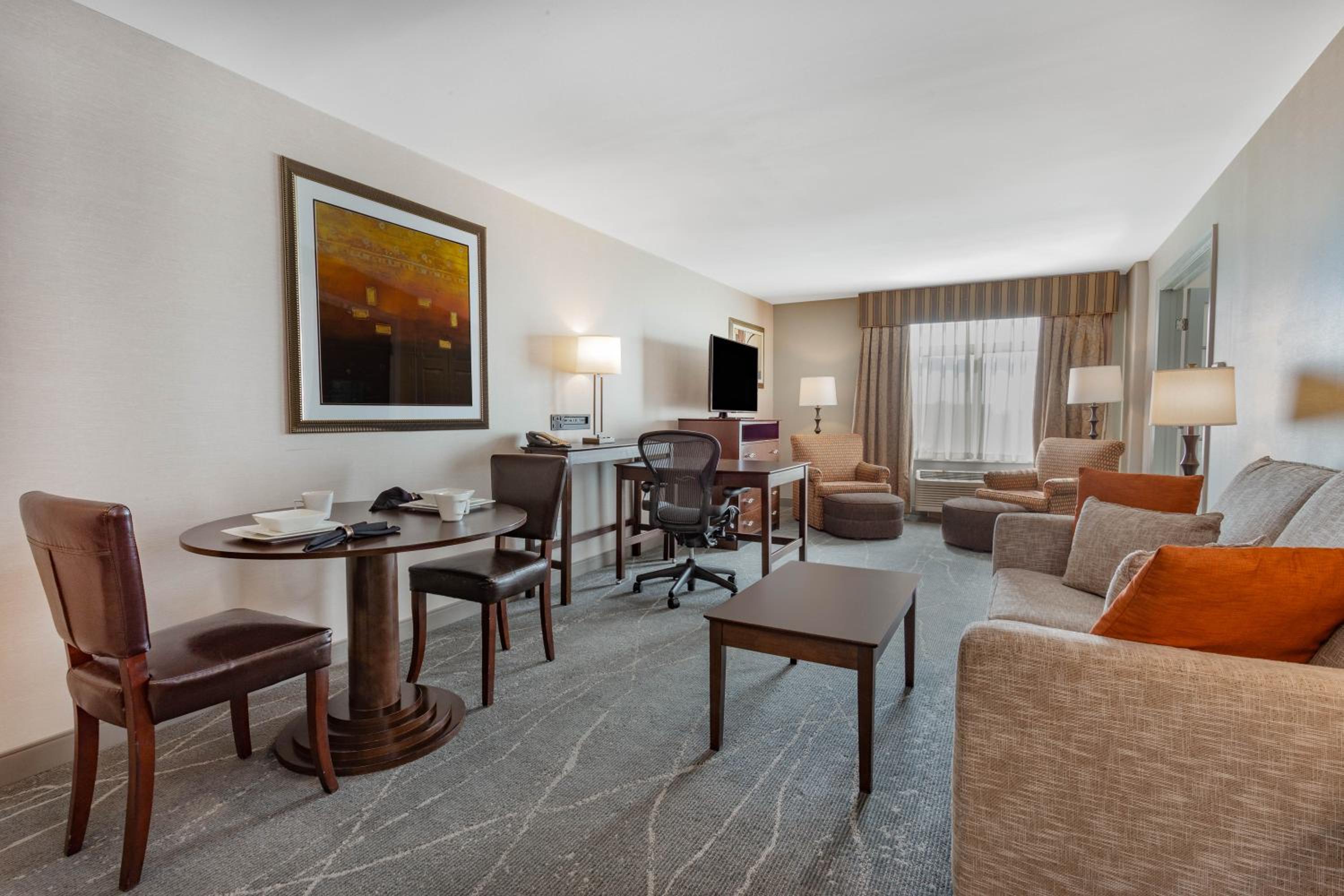 One-Bedroom King Suite - Non-Smoking photo 2