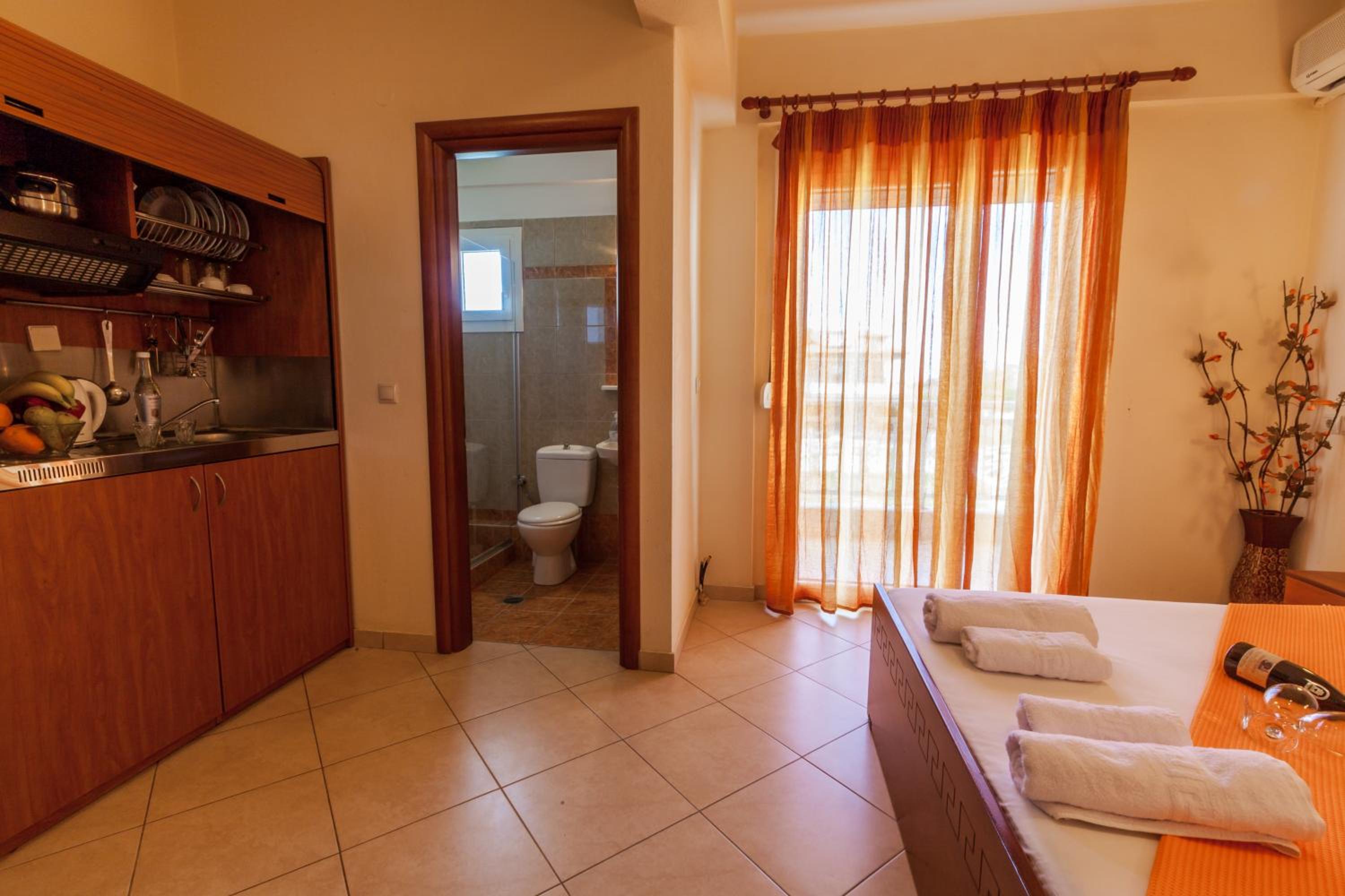 Economy Triple Room photo 3