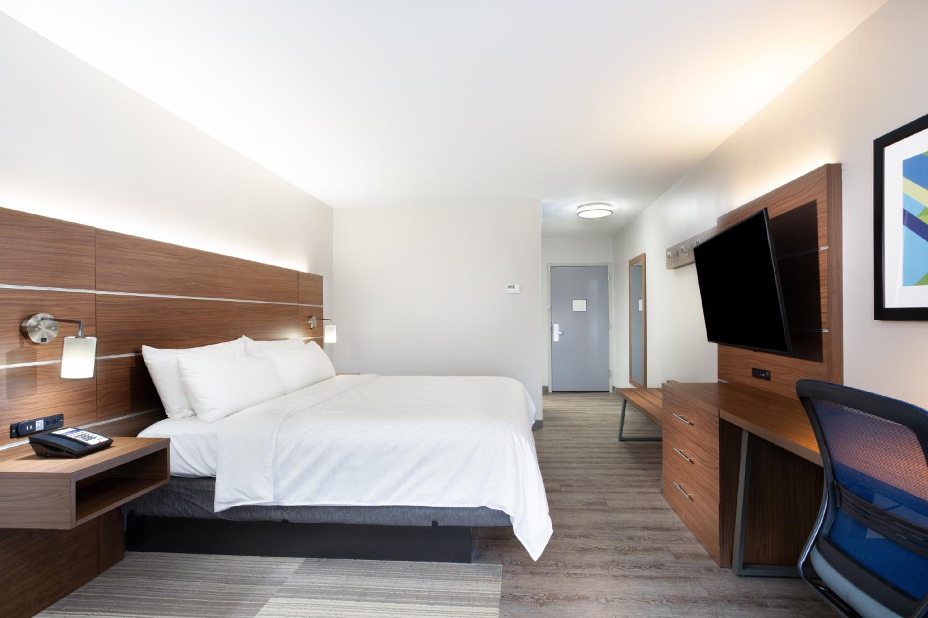 Standard King Room - Photo 7