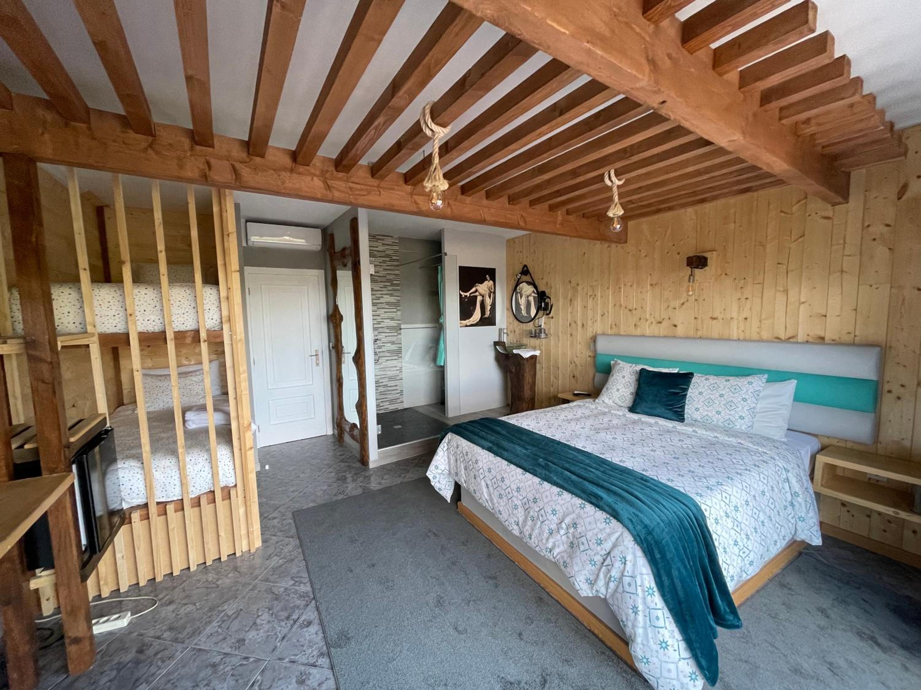 Deluxe Double Room (2 Adults + 1 Child)