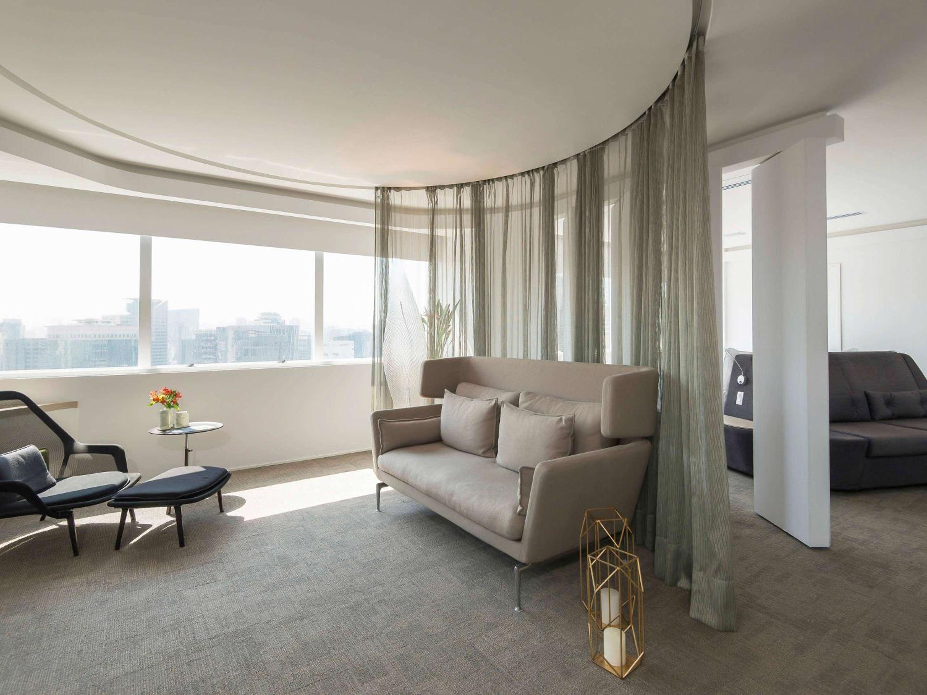 Design Suite with One King Bed and Bathtub - High Floor photo 1