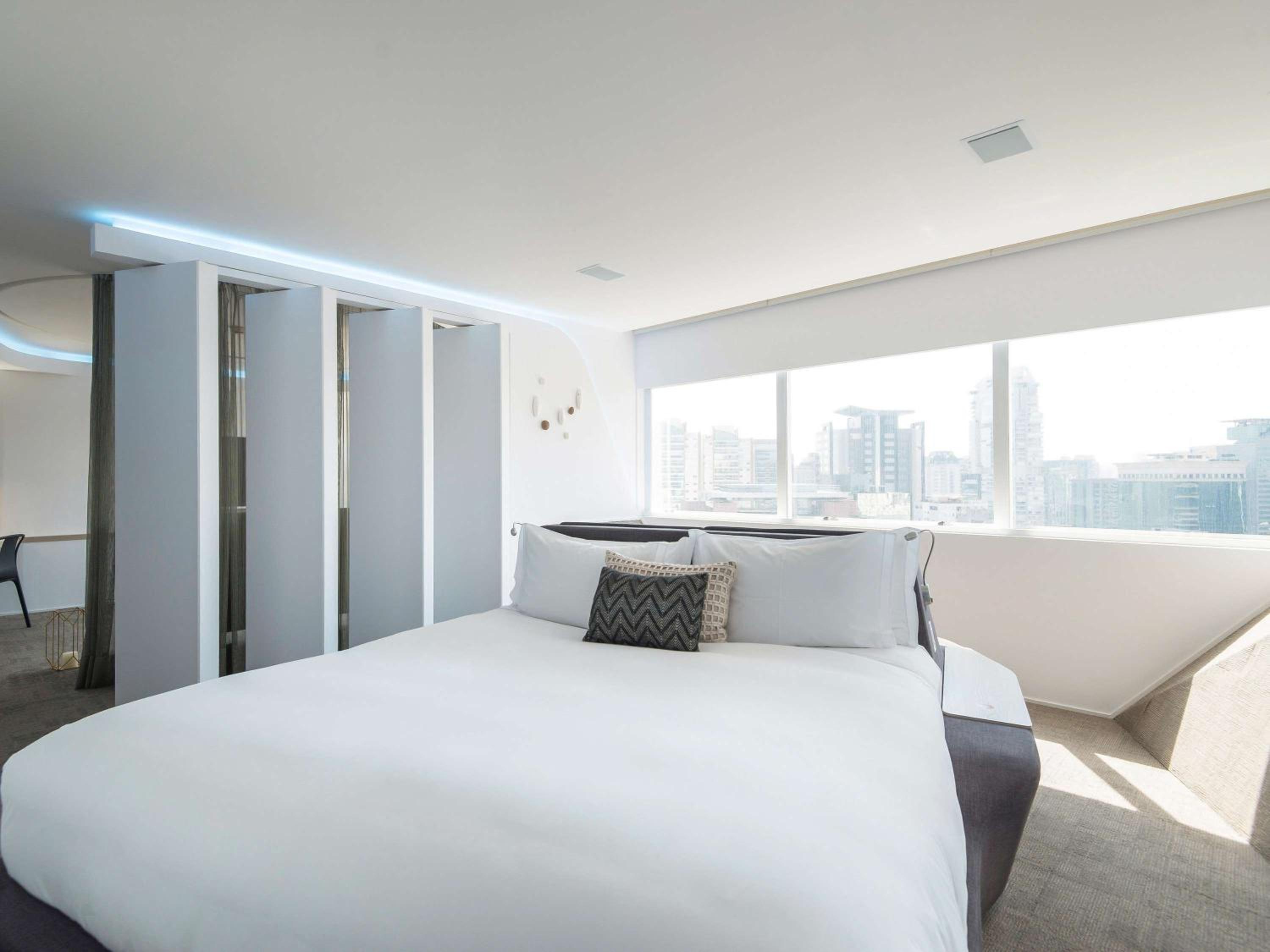 Design Suite with One King Bed and Bathtub - High Floor photo 3