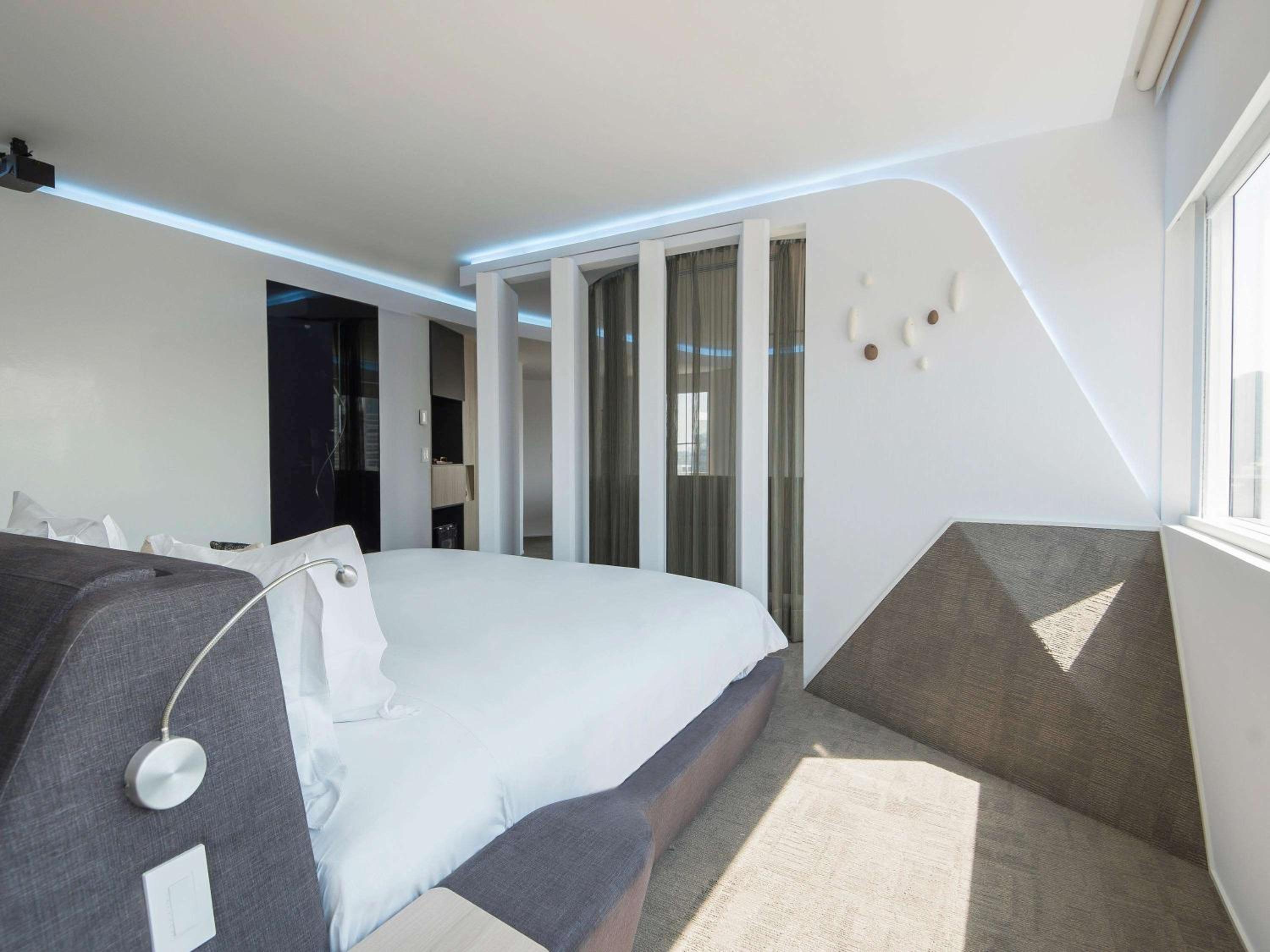 Design Suite with One King Bed and Bathtub - High Floor photo 2