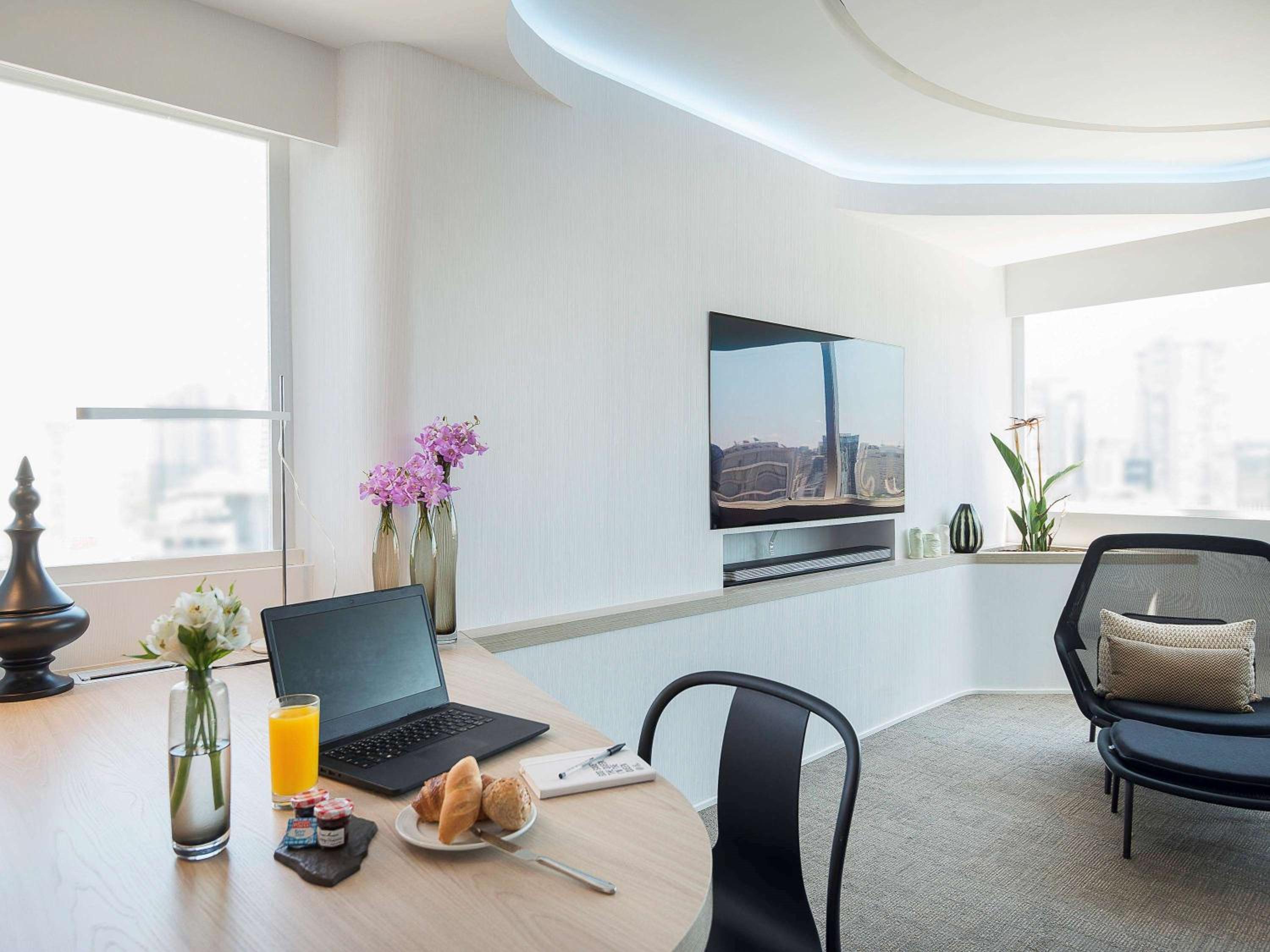 Design Suite with One King Bed and Bathtub - High Floor photo 3