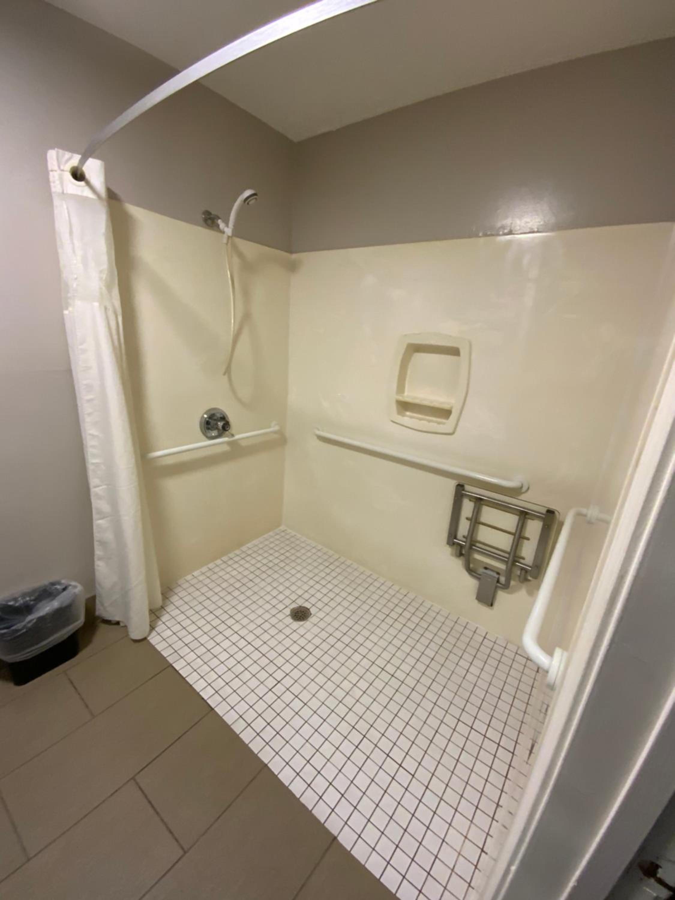 Double Room with Two Double Beds - Accessible/Non-Smoking - Photo 4