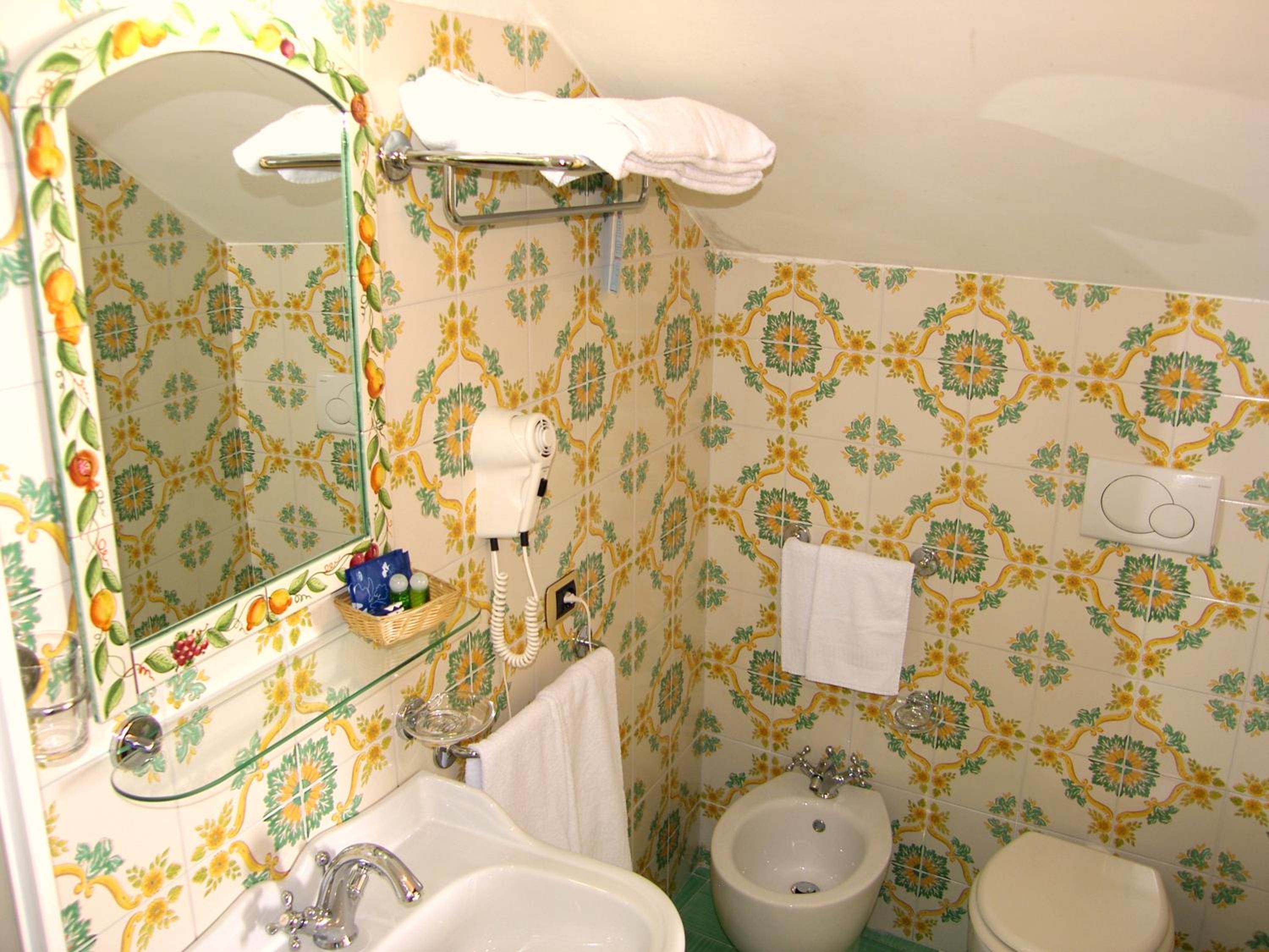 Standard Double or Twin Room - Photo 7