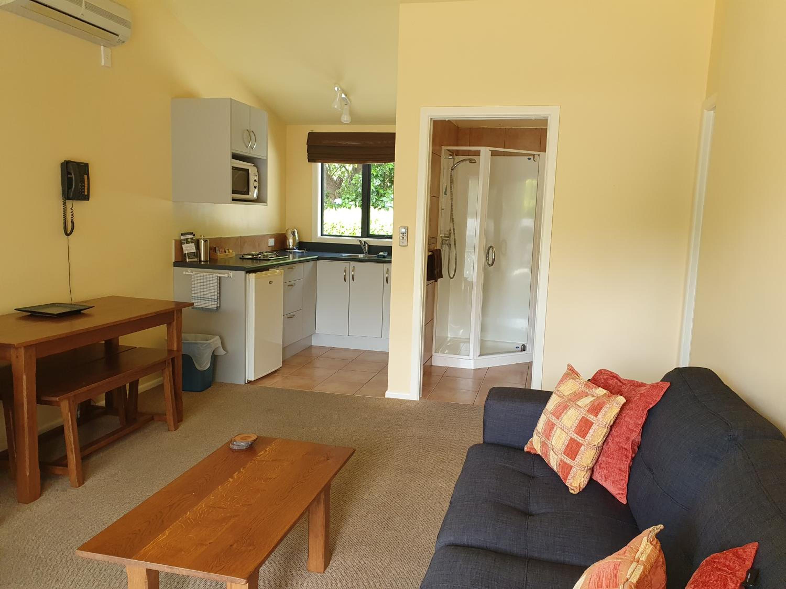 Deluxe Queen Suite - Photo 11