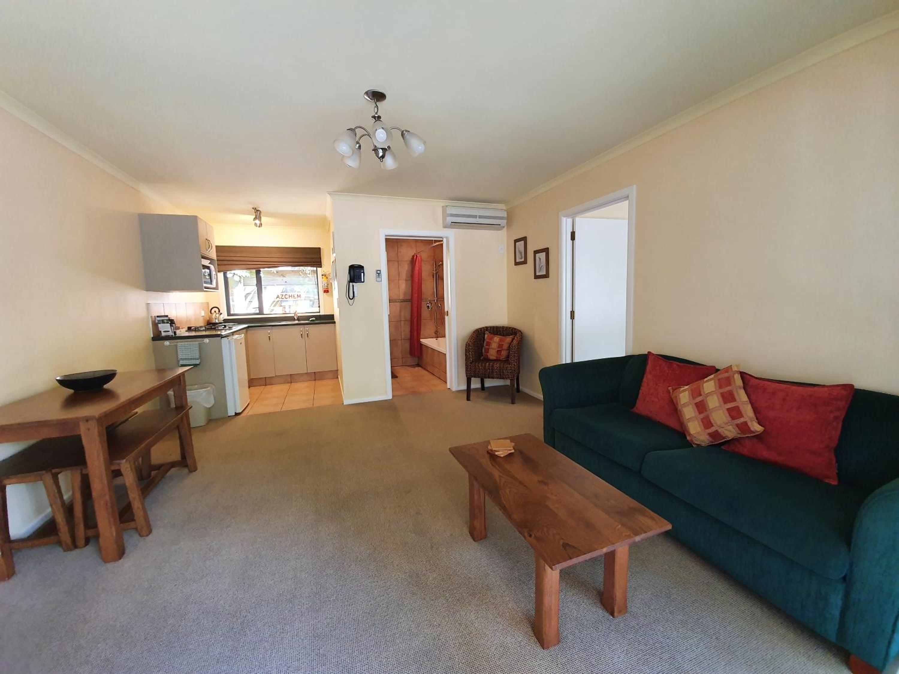 Deluxe Queen Suite - Photo 10