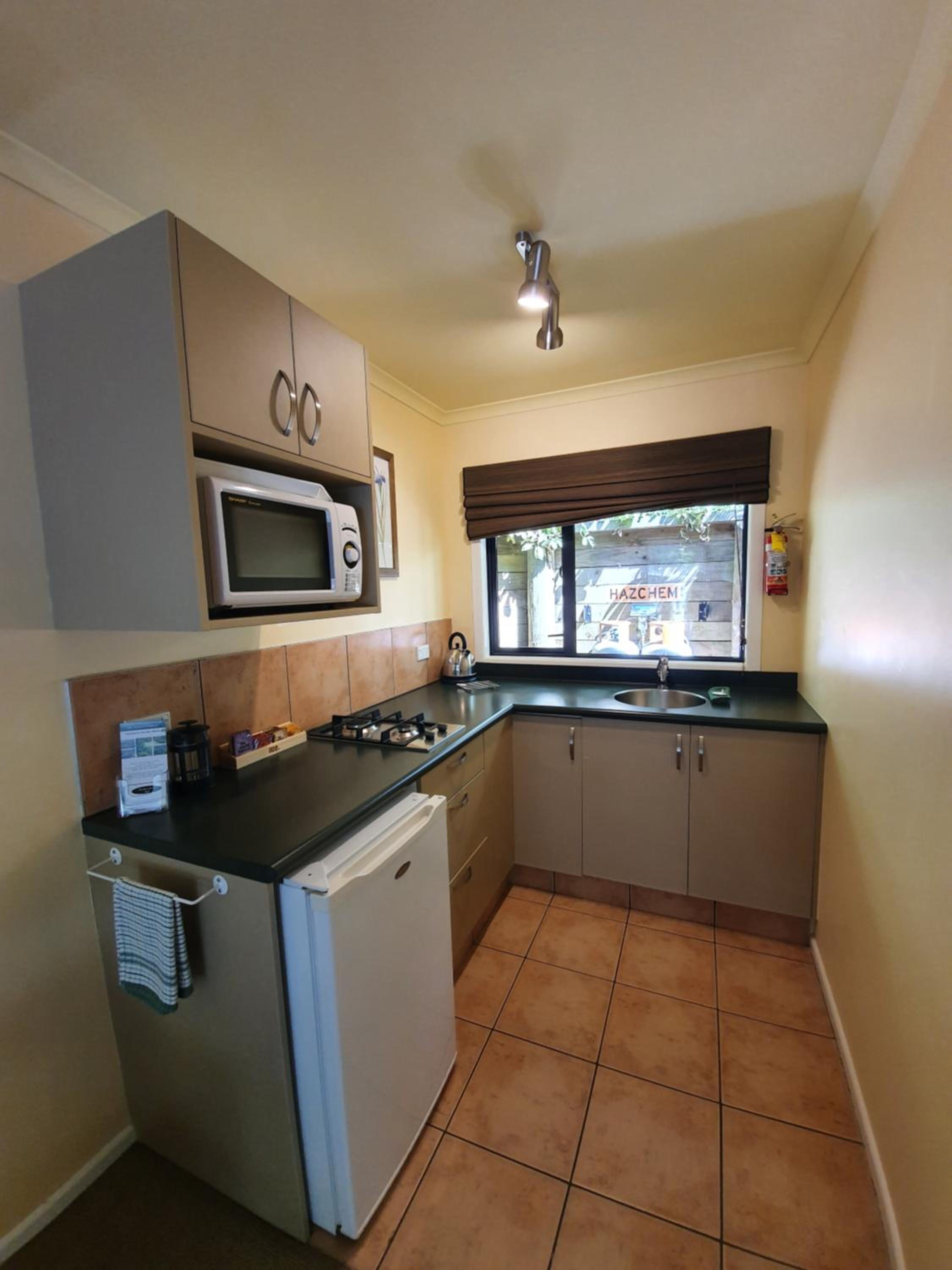 Deluxe Queen Suite - Photo 8