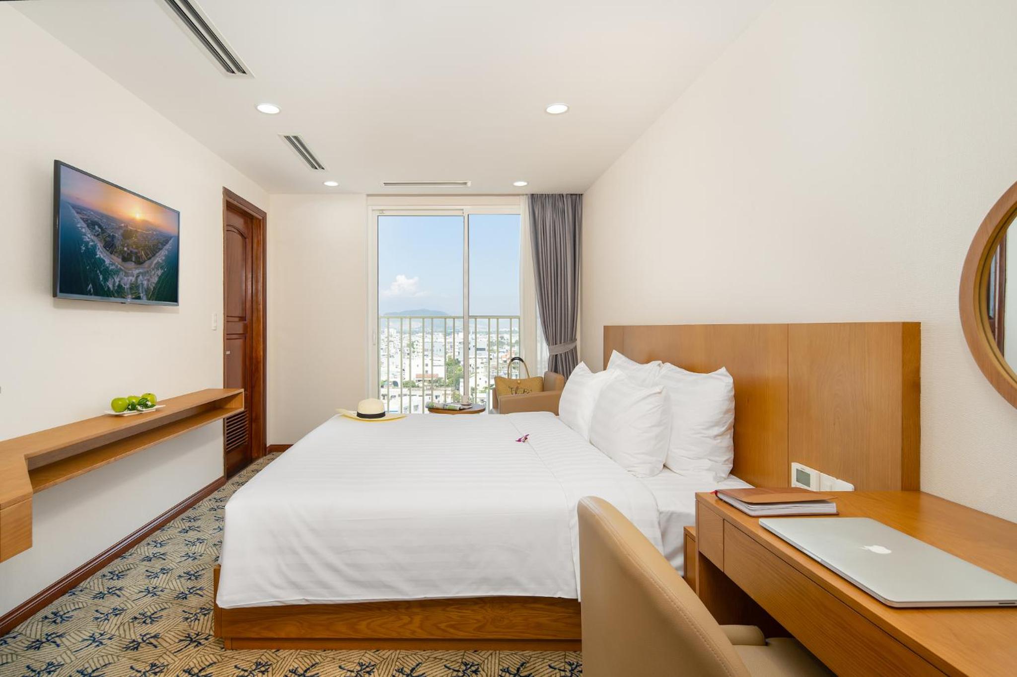 Superior Double Room with Balcony and City View - Photo 8