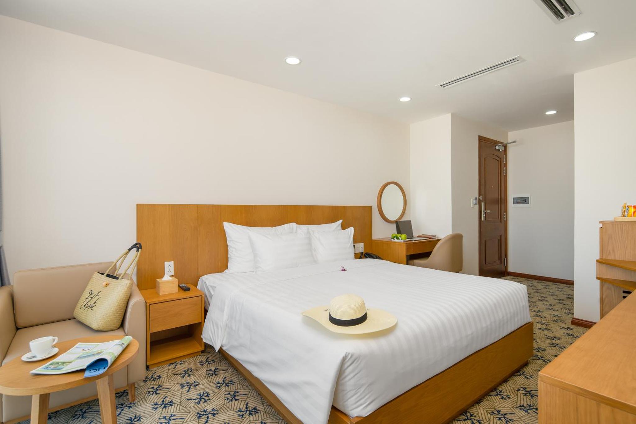 Superior Double Room with Balcony and City View - Photo 7