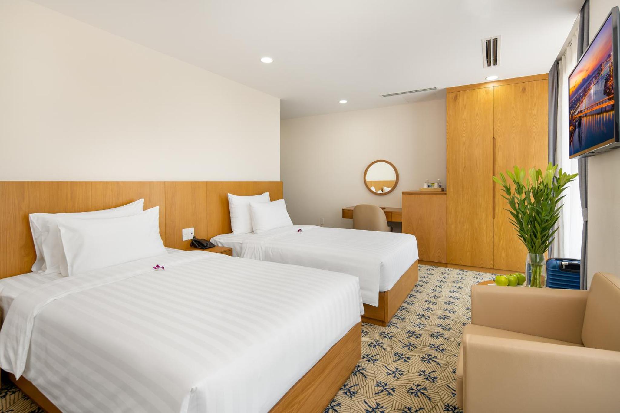 Superior Twin Room with Balcony and City View - Photo 2