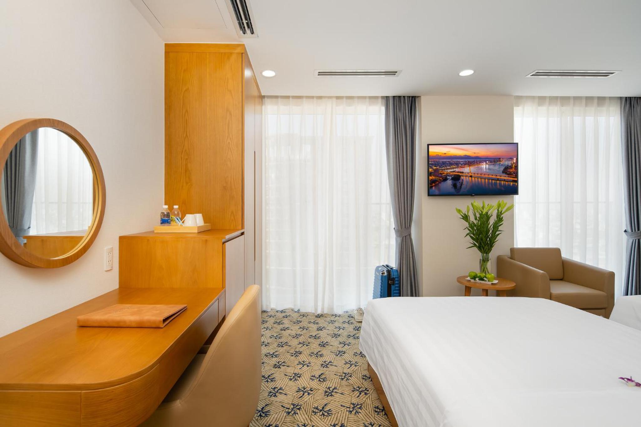 Superior Twin Room with Balcony and City View - Photo 4