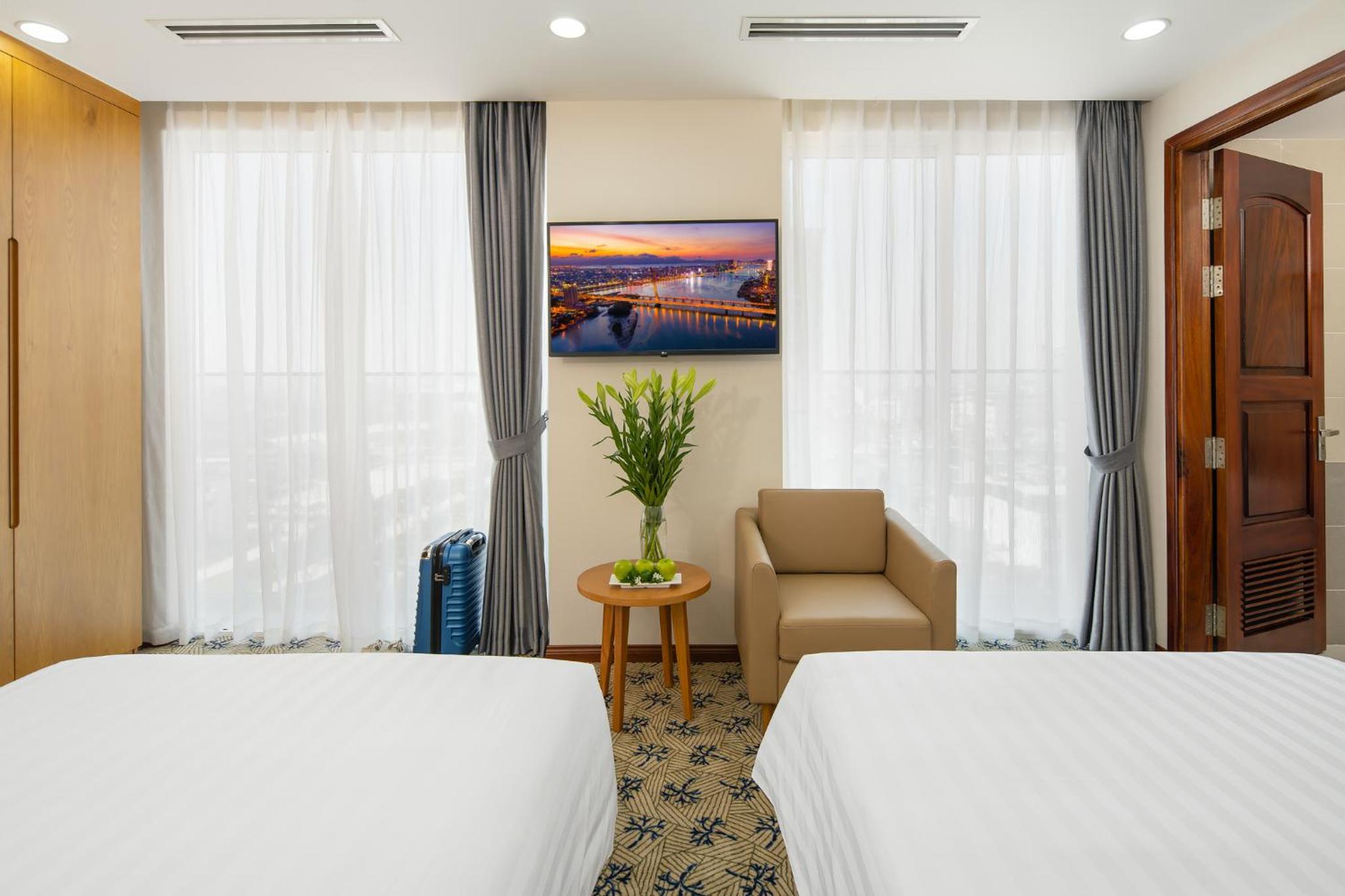 Superior Twin Room with Balcony and City View - Photo 5